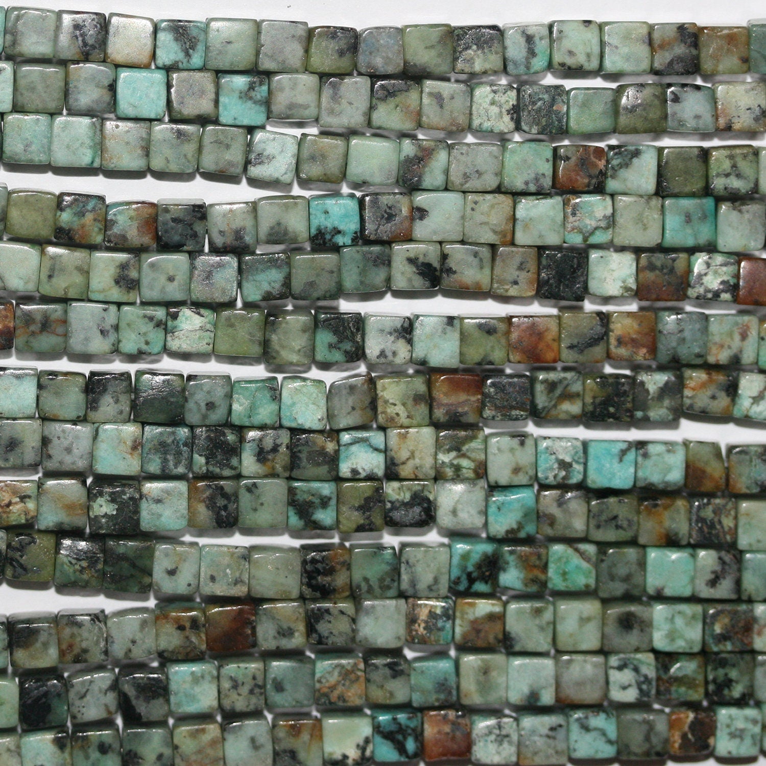 Perles cubiques lisses en turquoise africaine de 40 cm (16 pouces), 4 mm, rang de 40 cm (16 pouces).