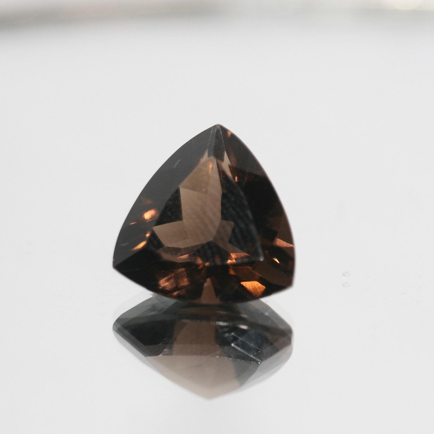 Lot de 2 pierres de quartz fumé facettées en forme de trillion de 14 mm.