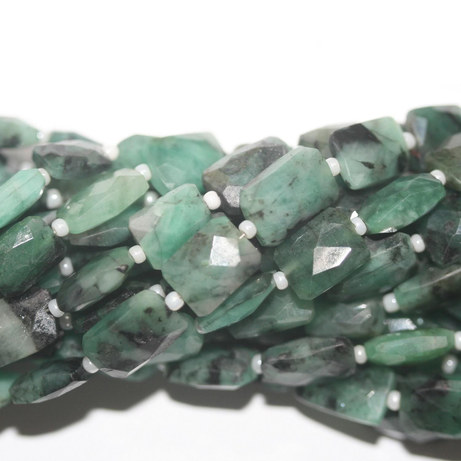 Perles rectangulaires à facettes émeraude de 23 cm (9 pouces), 10 x 7 mm. Longueur approximative du fil : 23 cm. Réf. 14947