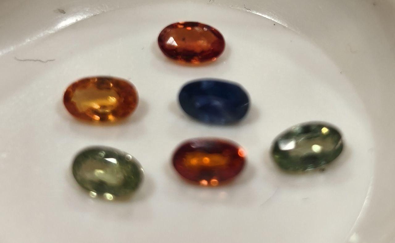 Lote de 6 zafiros multiformatos naturales ovalados de 5 x 3 mm (azul, rojo, amarillo y verde). Piedras de alta calidad.