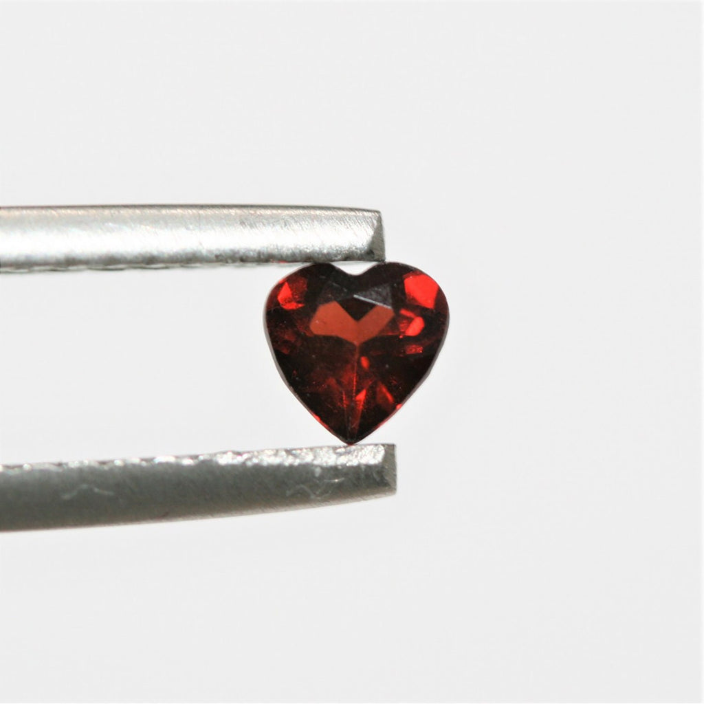 Lot de 18 grenats facettés en forme de cœur, 4 mm.