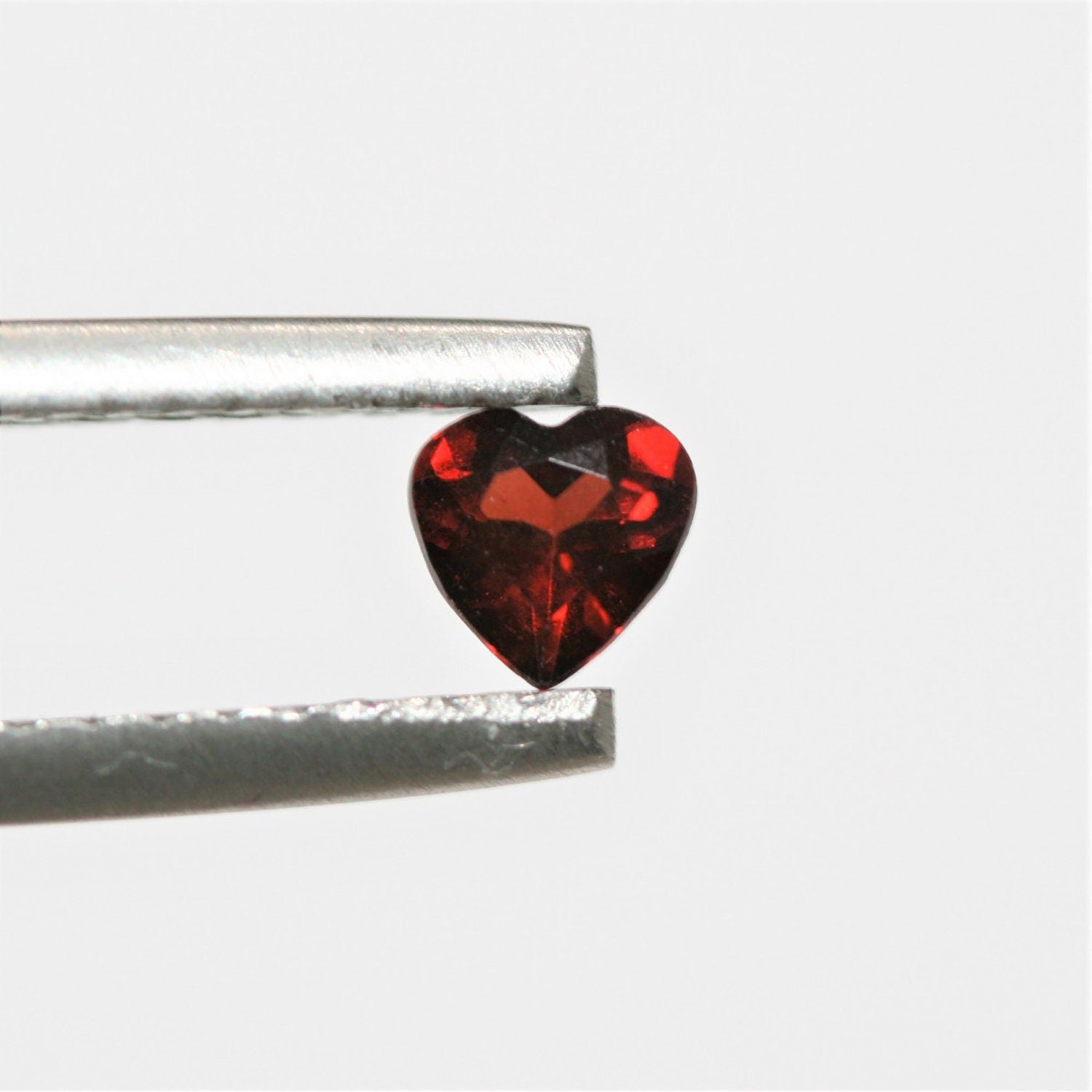 Lote de Corazón Facetado de Granate 4mm.- 18 Piezas