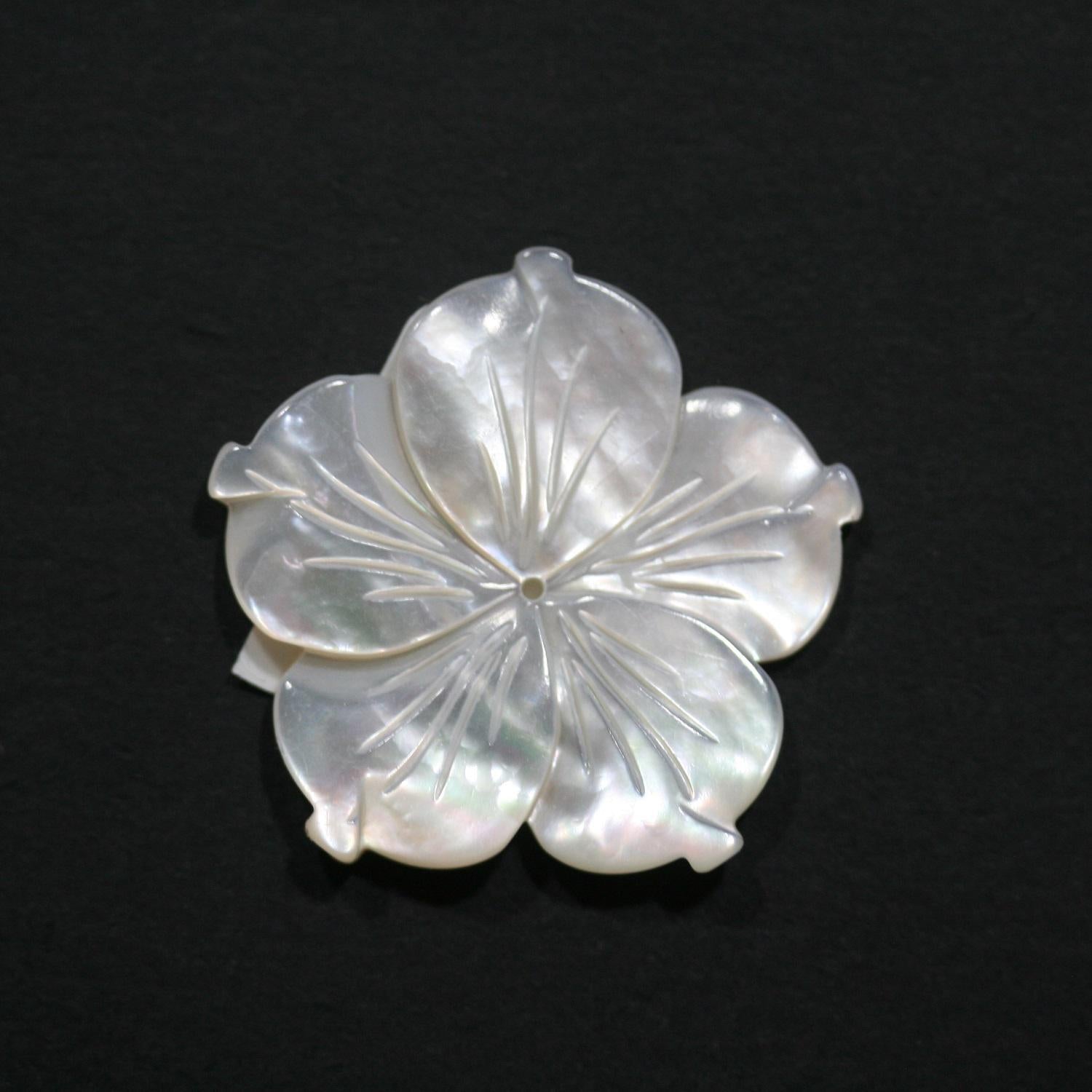 Pendentif fleur sculptée en nacre 30 mm - Réf. 14836