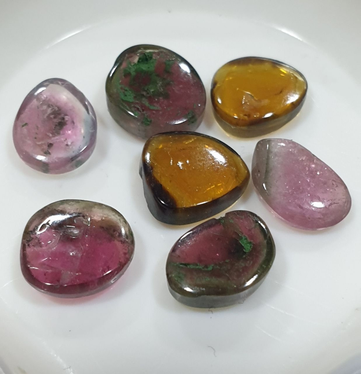 Lot de 7 tourmalines multicolores, cabochons plats de taille et de forme libres, pierres non traitées - Fournisseur de pierres précieuses en gros pour le bricolage - Pierres authentiques