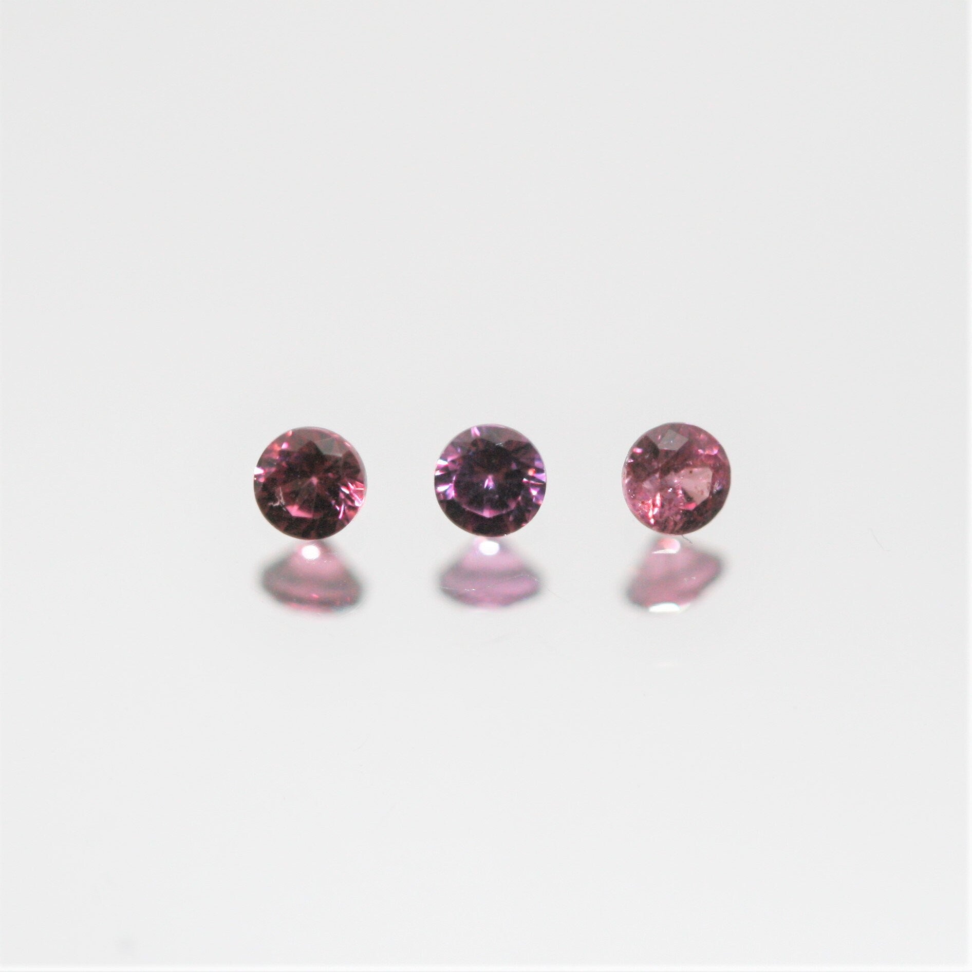 Lot de grenats rhodolites ronds à facettes de 1,5 mm - 2 carats