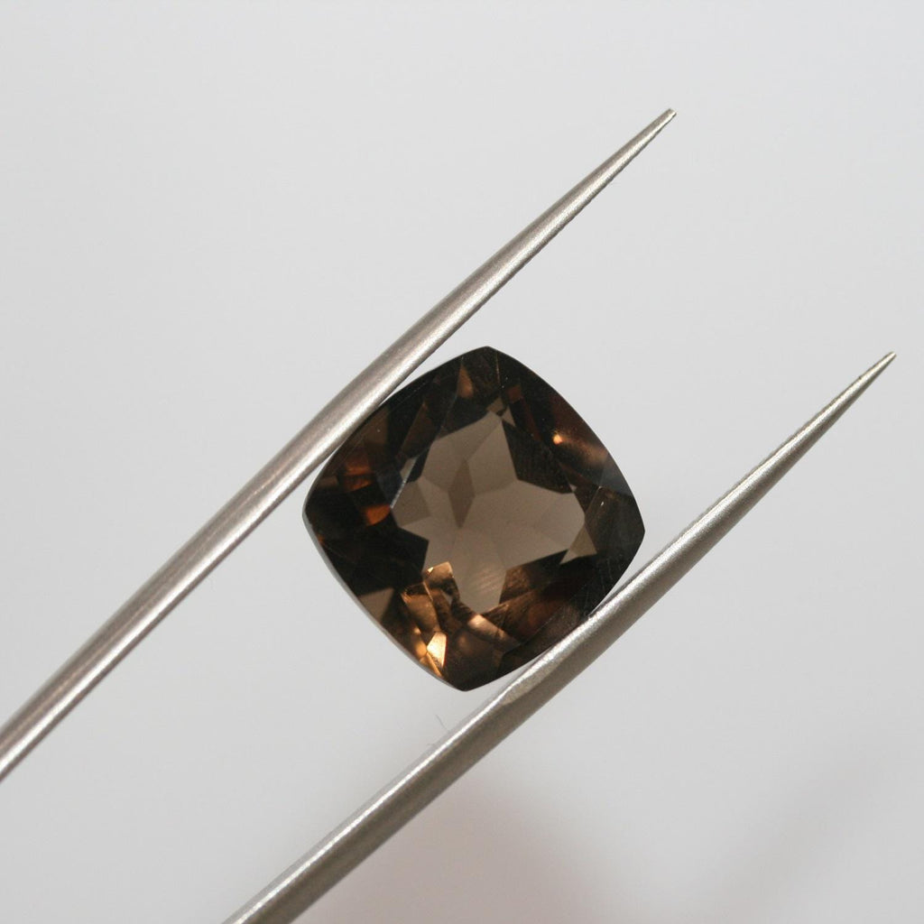 Quartz fumé facetté, taille coussin, 14 mm.
