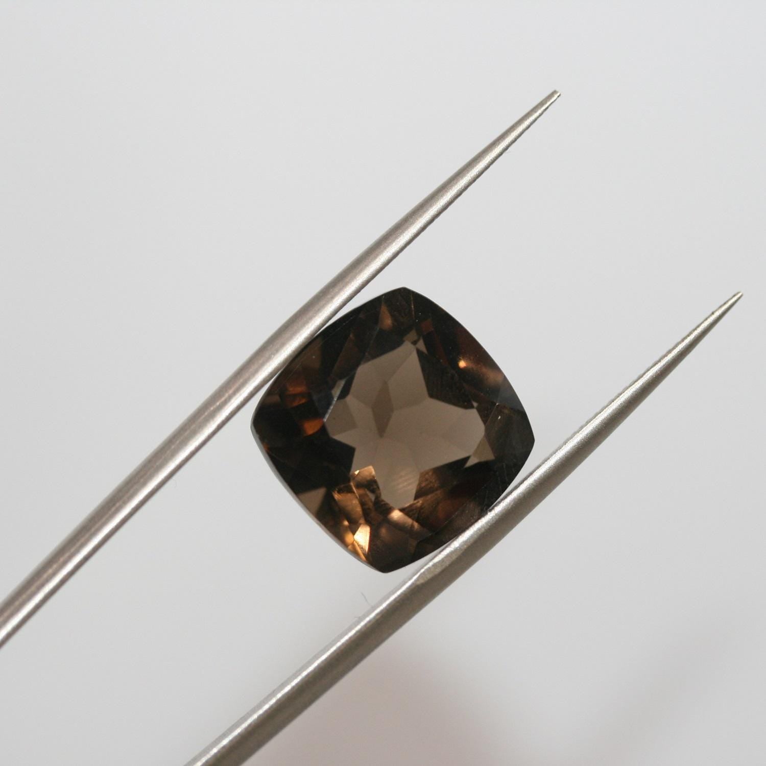 Quartz fumé facetté, taille coussin, 14 mm.