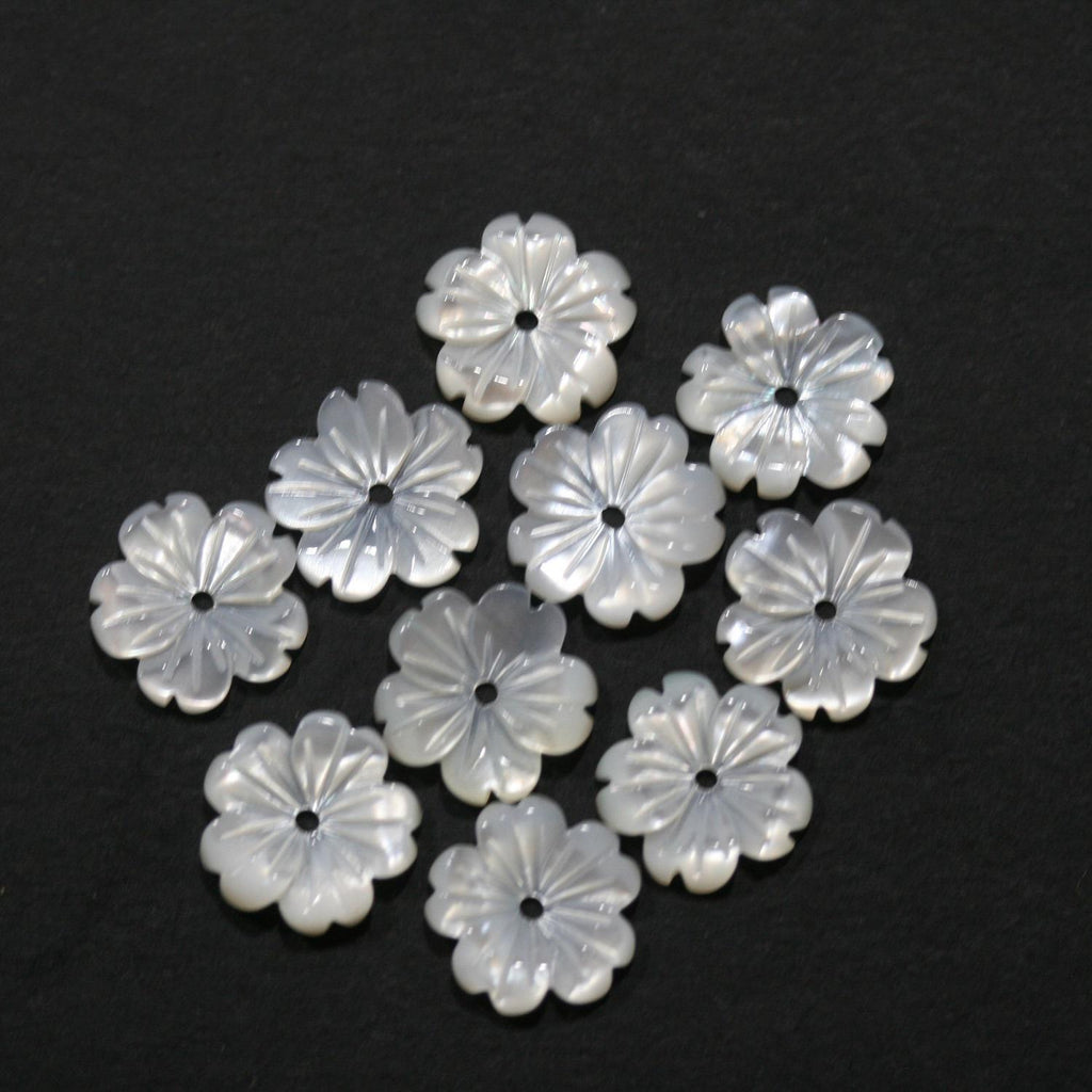 Pendentif en nacre sculptée en forme de fleur, 10 mm (5 paires). Réf. 14827