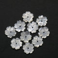 Pendentif en nacre sculptée en forme de fleur, 10 mm (5 paires). Réf. 14827