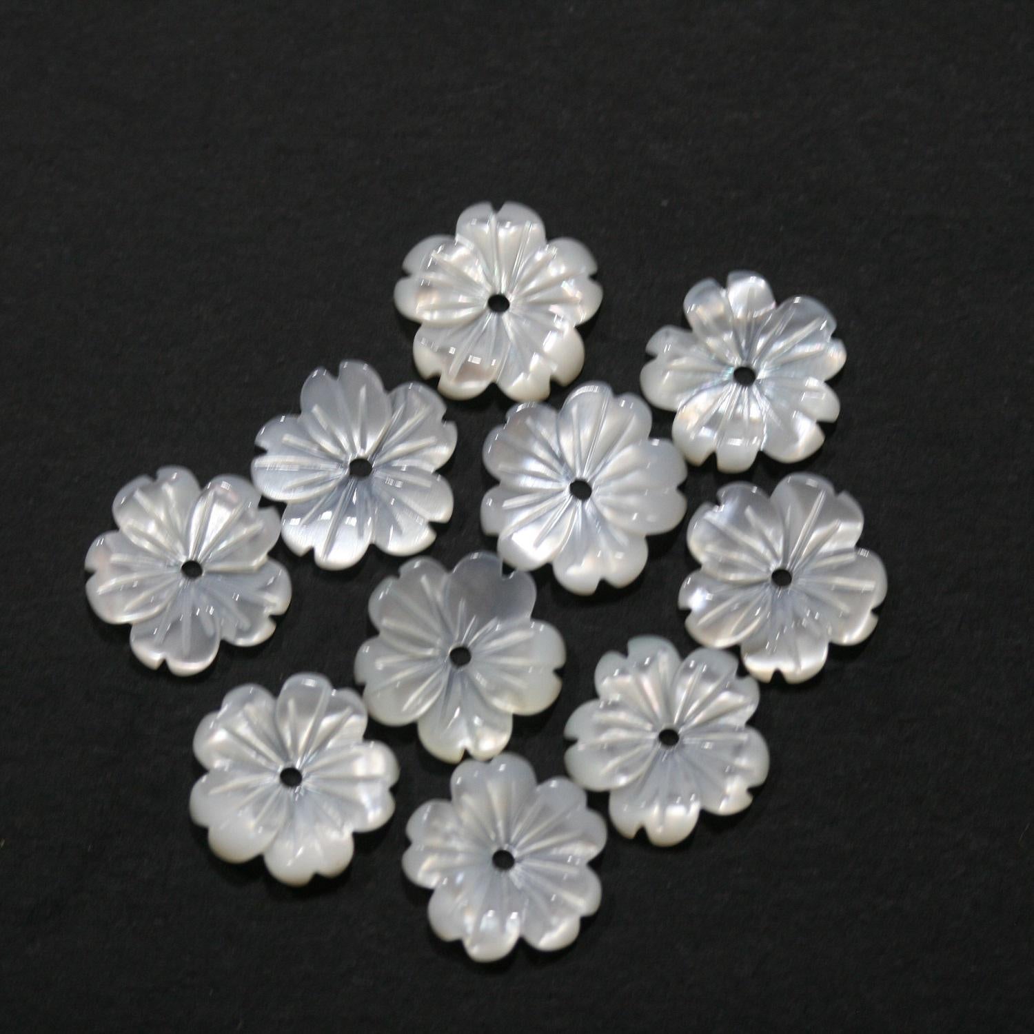 Pendentif en nacre sculptée en forme de fleur, 10 mm (5 paires). Réf. 14827