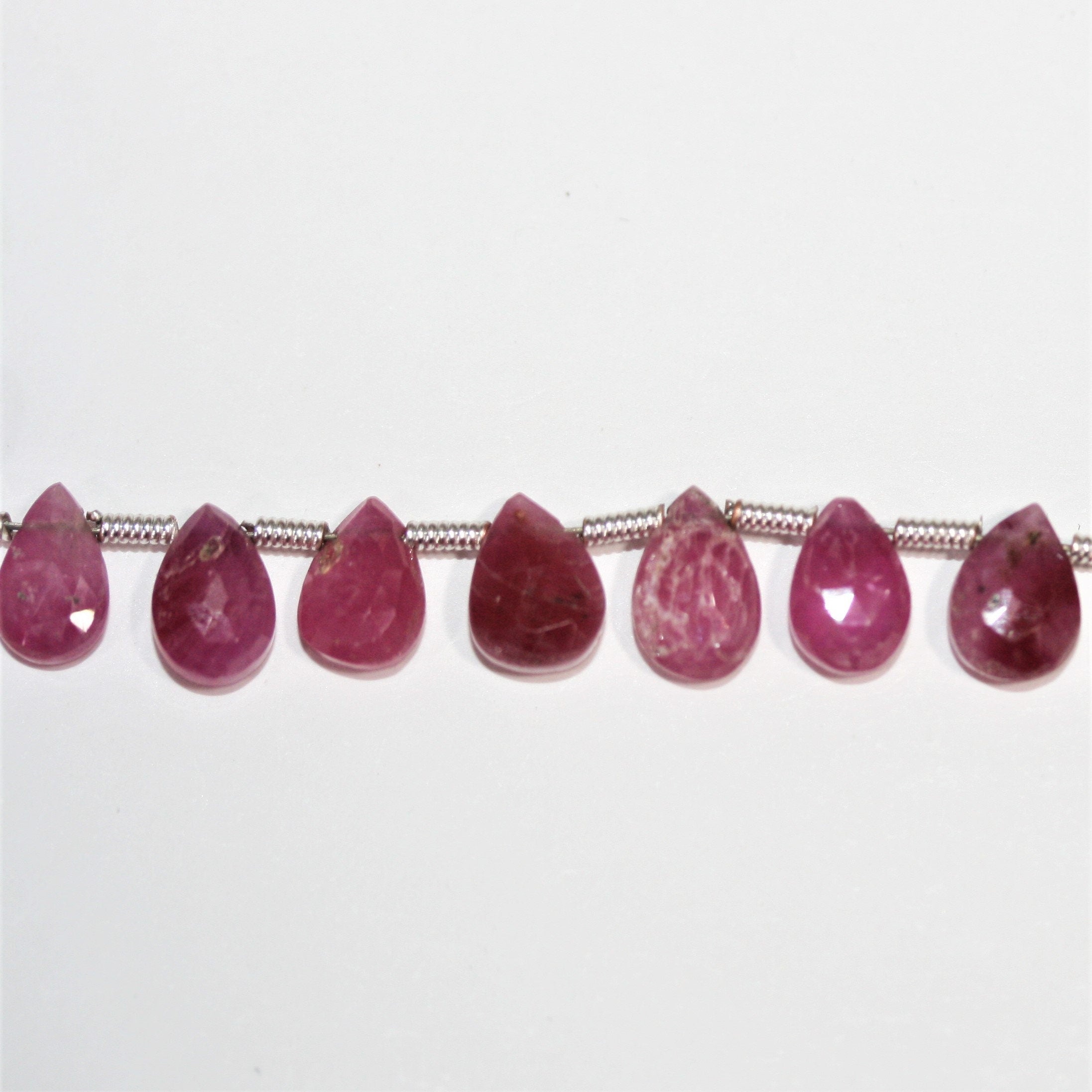Perles en saphir rose facetté en forme de goutte, 8 pouces, 7 x 5 mm. Longueur du fil : environ 21 cm.