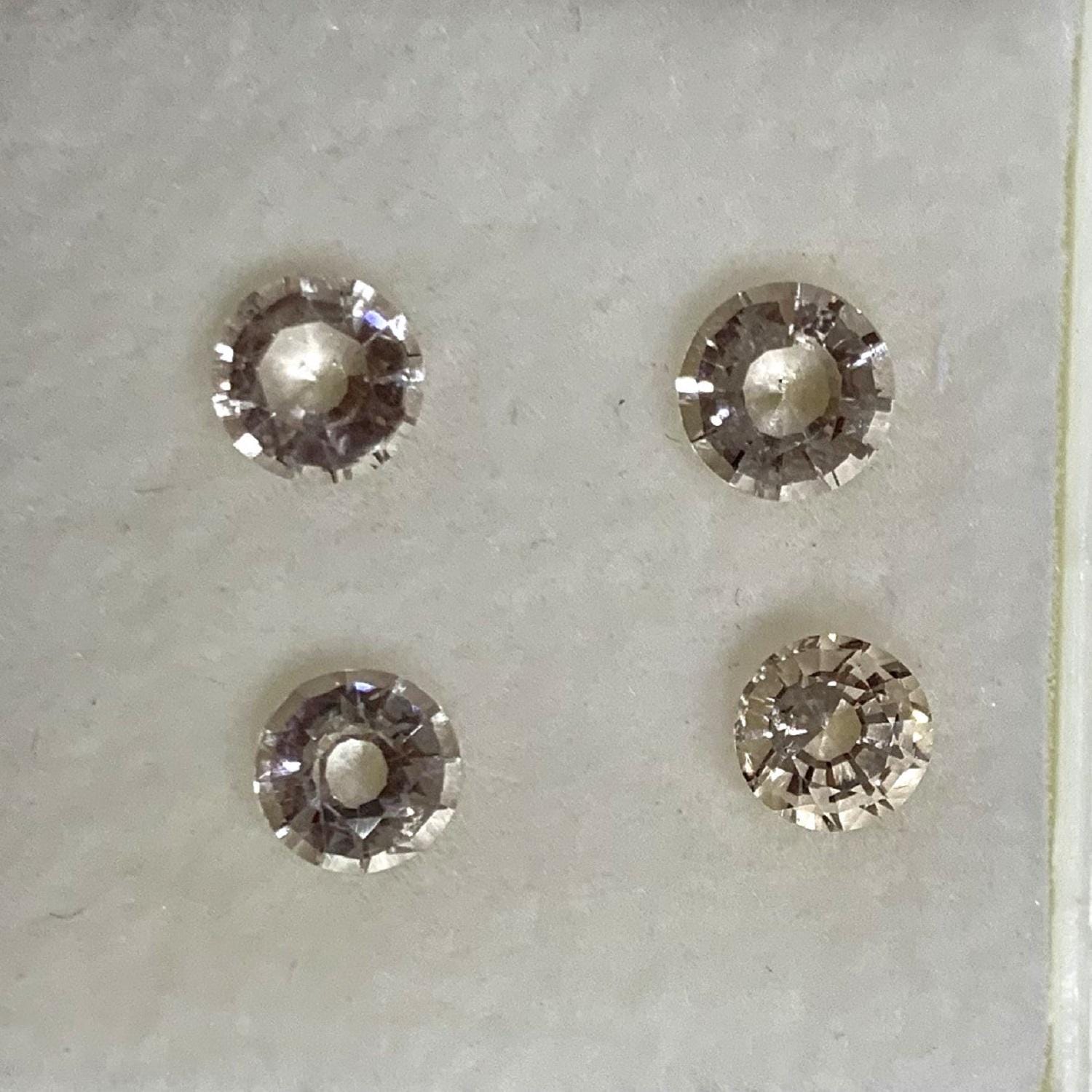 Lot de 4 pierres rondes à facettes de morganite de 6 mm. Pierres précieuses de qualité supérieure, vente en gros.