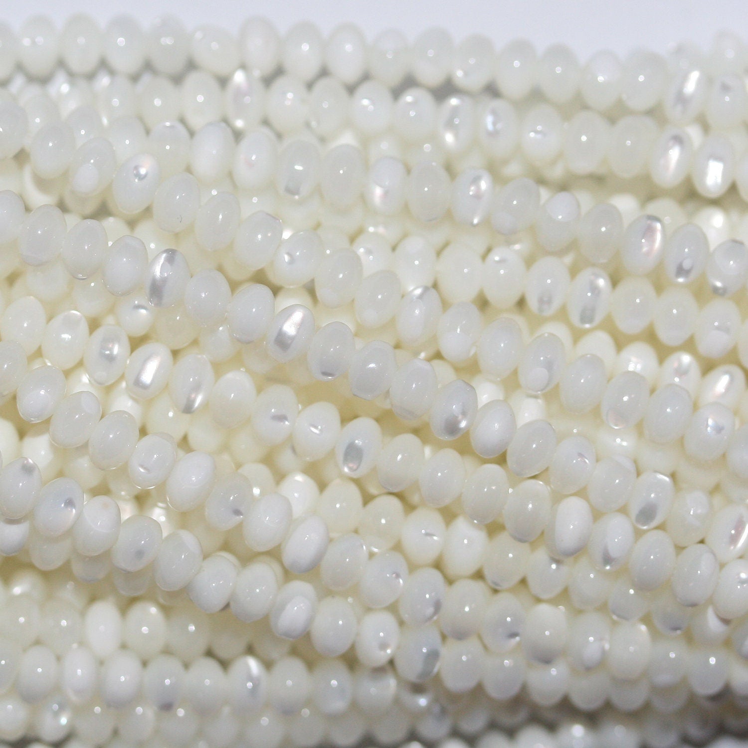 Cuentas redondas lisas St MOP de 16" (4 x 3 mm) - Hilo de 40 cm