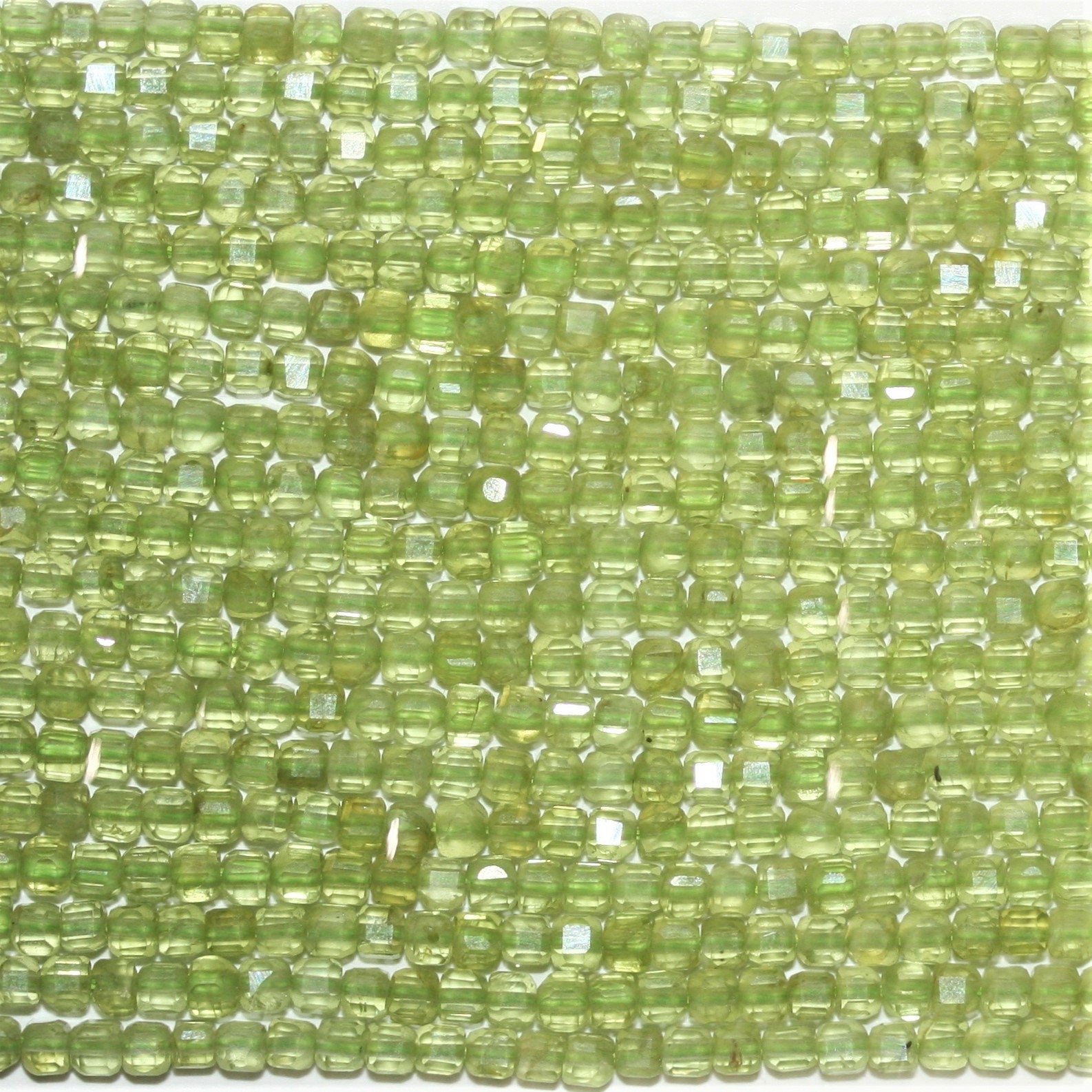 Perles cubiques à facettes en péridot St de 15 pouces, 2 mm, brin de 39 cm.