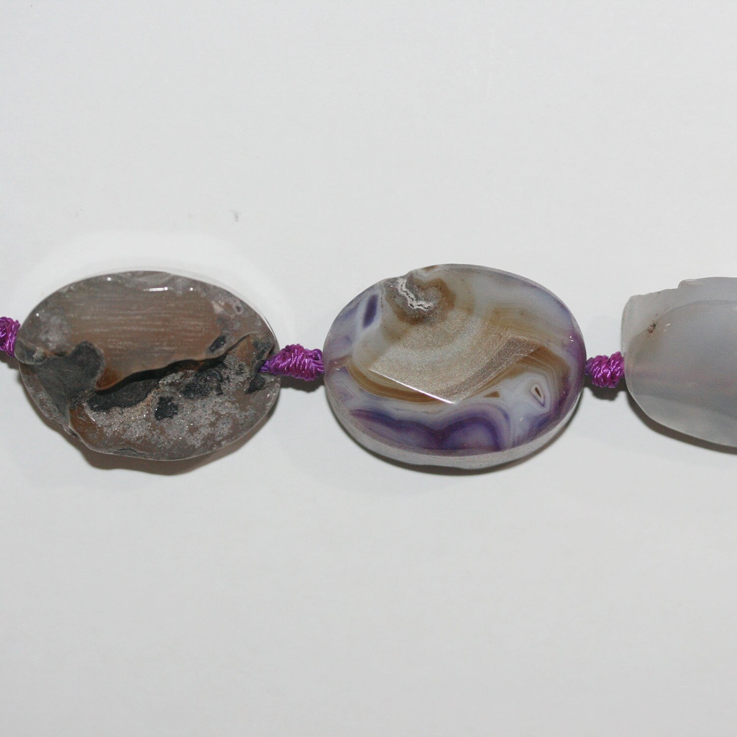 Cuentas ovaladas facetadas y sin pulir de ágata púrpura de 40 cm (16"), 29 x 22 mm. (Aprox. - Hilo de 40 cm)