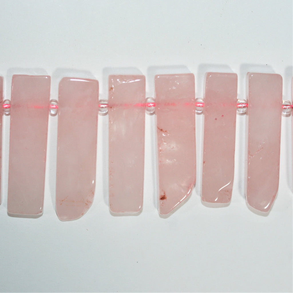 Perles en quartz rose St de forme graduée, lisses, de 15 pouces (28 x 10 à 44 x 12 mm). Longueur approximative du fil : 39 cm.