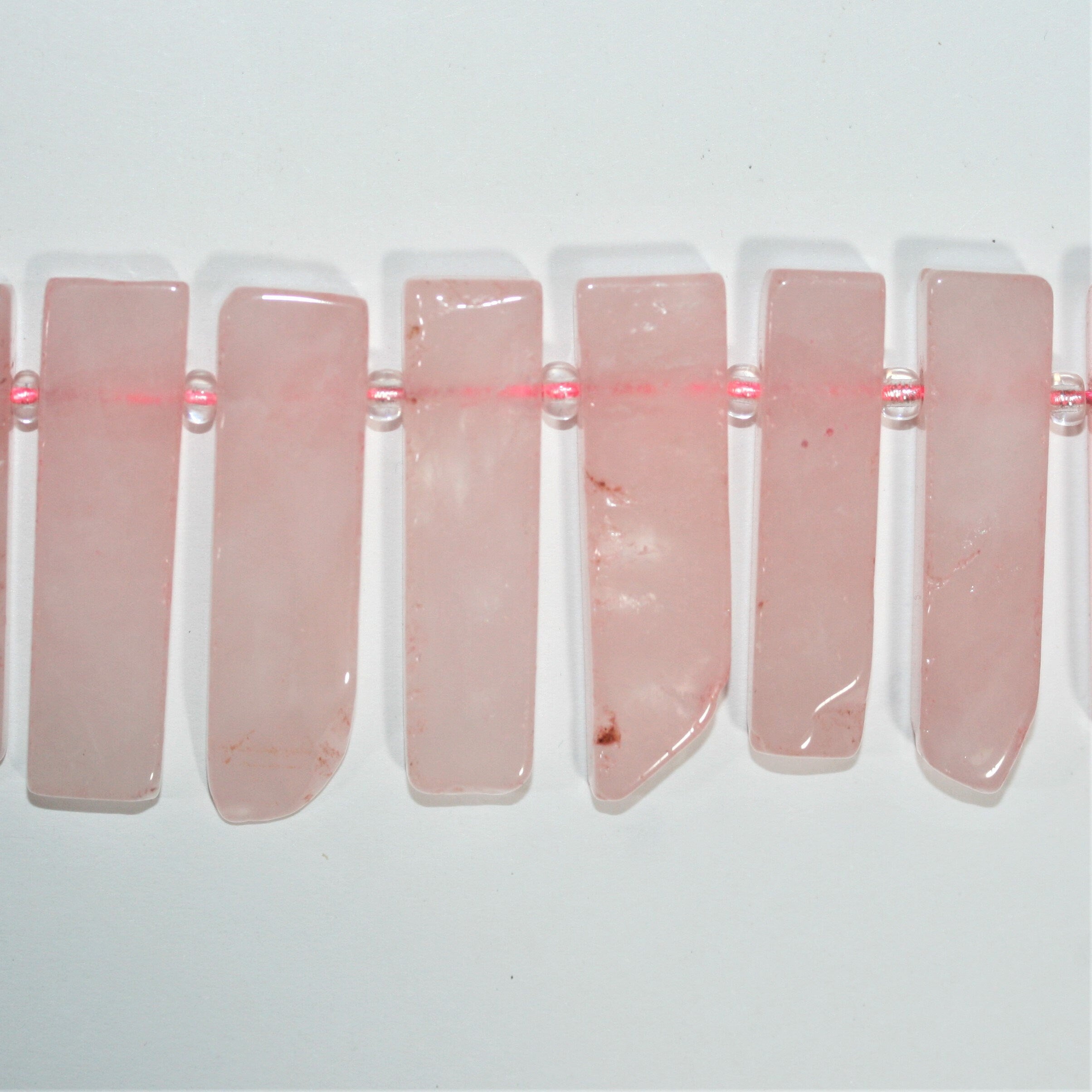 Perles en quartz rose St de forme graduée, lisses, de 15 pouces (28 x 10 à 44 x 12 mm). Longueur approximative du fil : 39 cm.