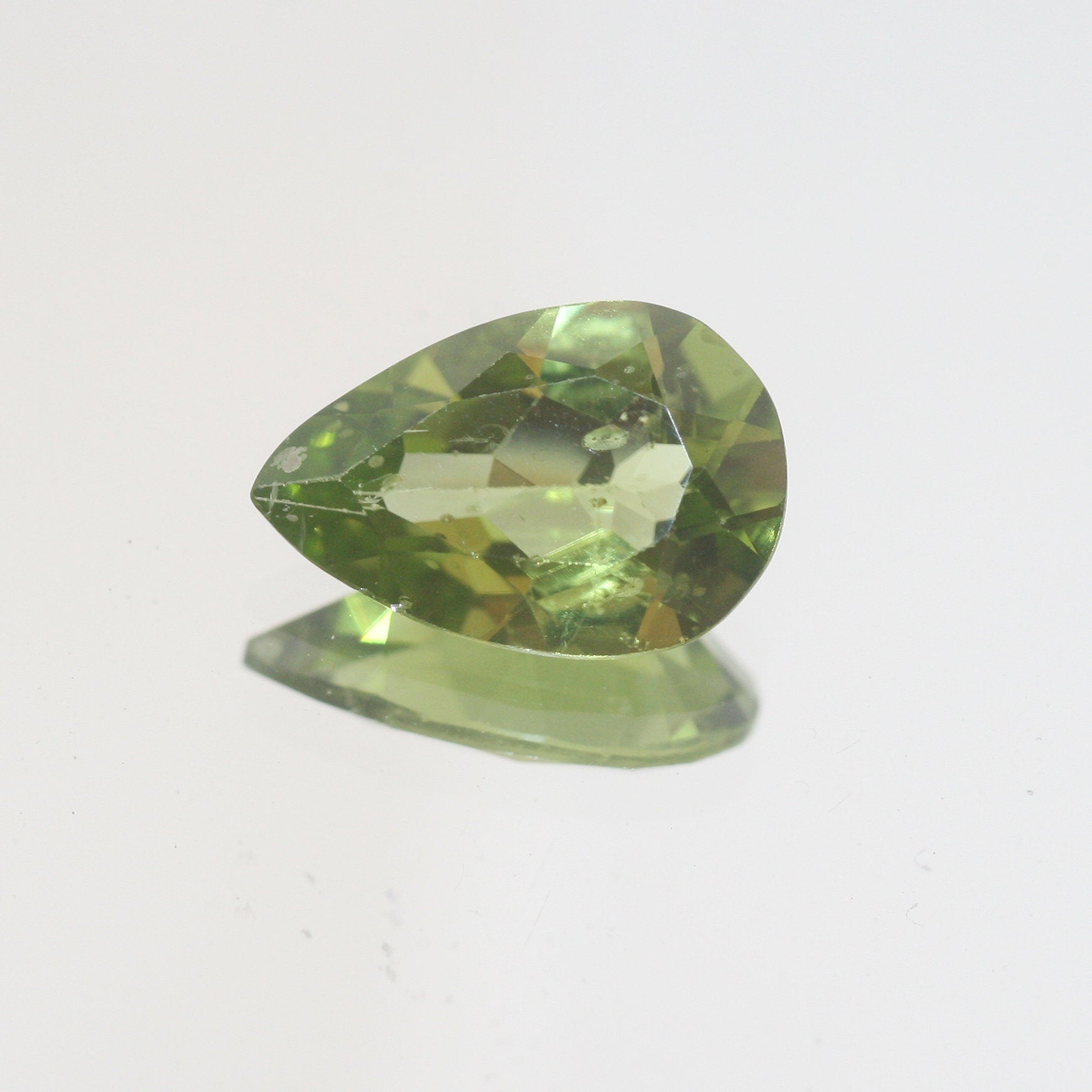 Peridoto facetado de 13,2 x 9 mm (3,65 ct). Peridoto verde olivino. Color elegante. Talla rara.
