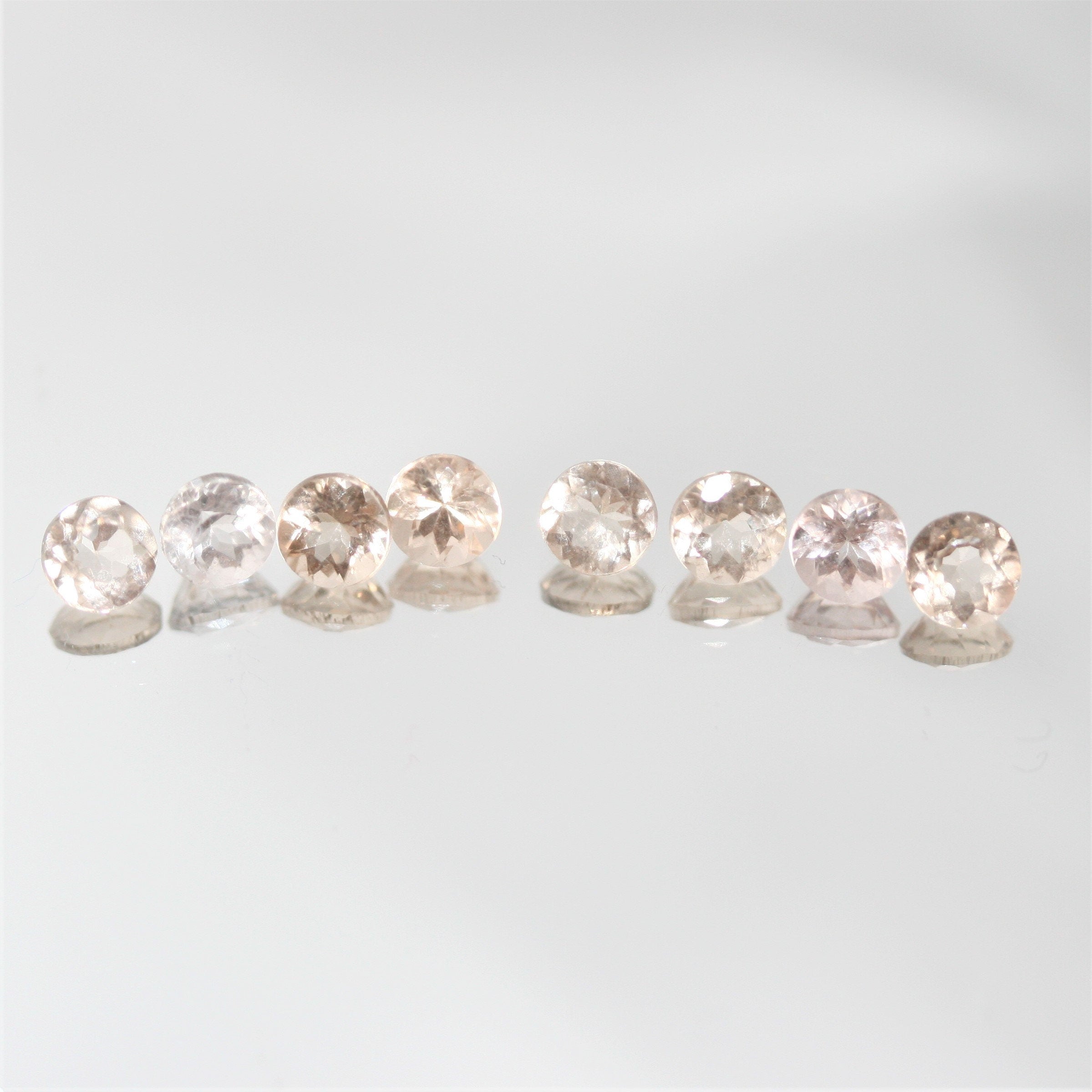 Lot de 8 pierres rondes à facettes de morganite de 4 mm.
