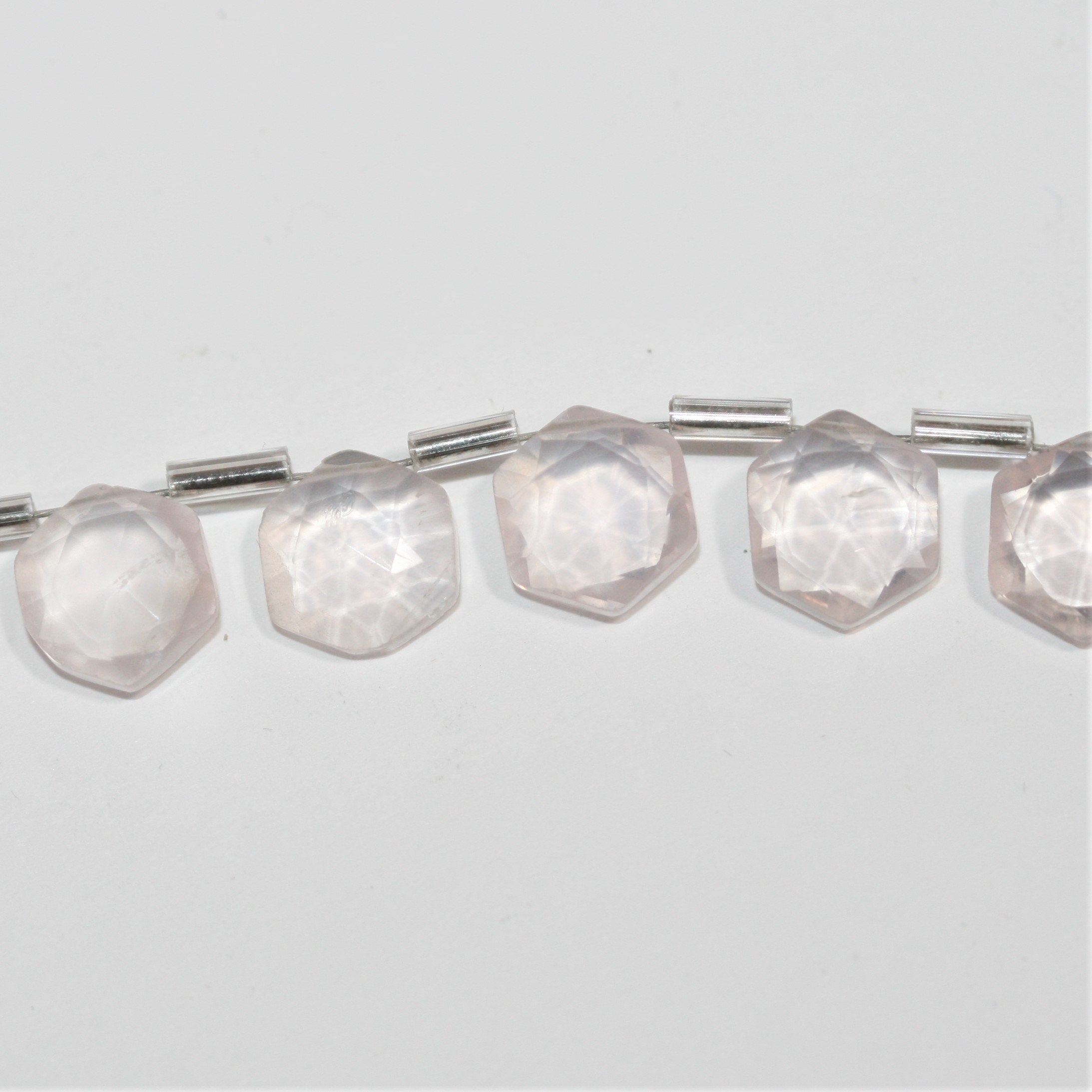 Cuentas hexagonales facetadas de cuarzo rosa de 6" de 9 a 10 mm - Hilo de 15 cm.