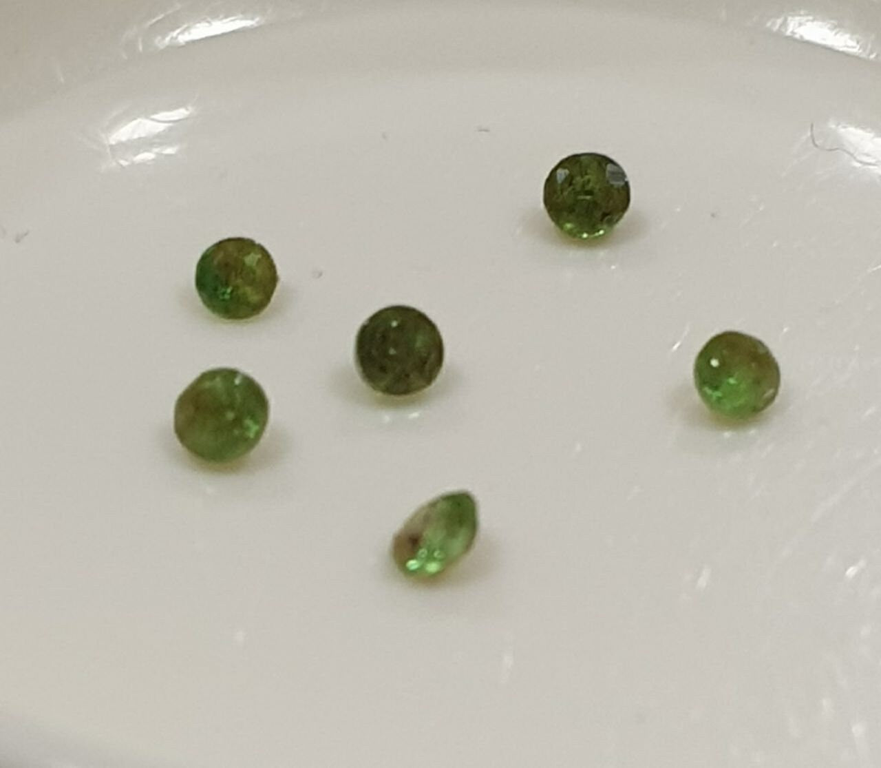 Lote de 6 granates tsavorita redondos facetados de 1,6-1,7 mm. - Paquetes de piedras preciosas - Piedras sueltas al por mayor