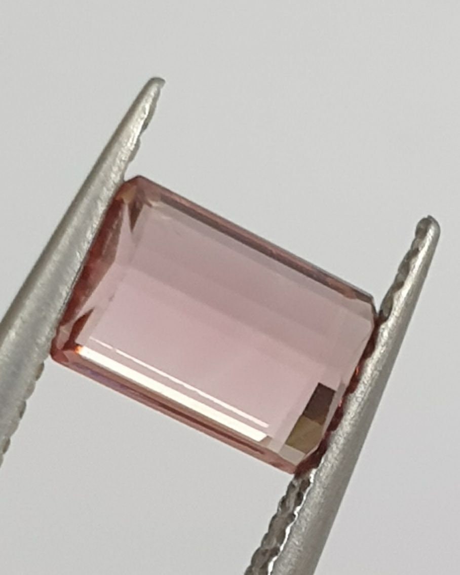 Tourmaline rose 6,7 x 4,2 mm (0,79 ct), taille octogonale. - Tourmaline rubellite rouge rosée octogonale - Pierre précieuse naturelle non montée.