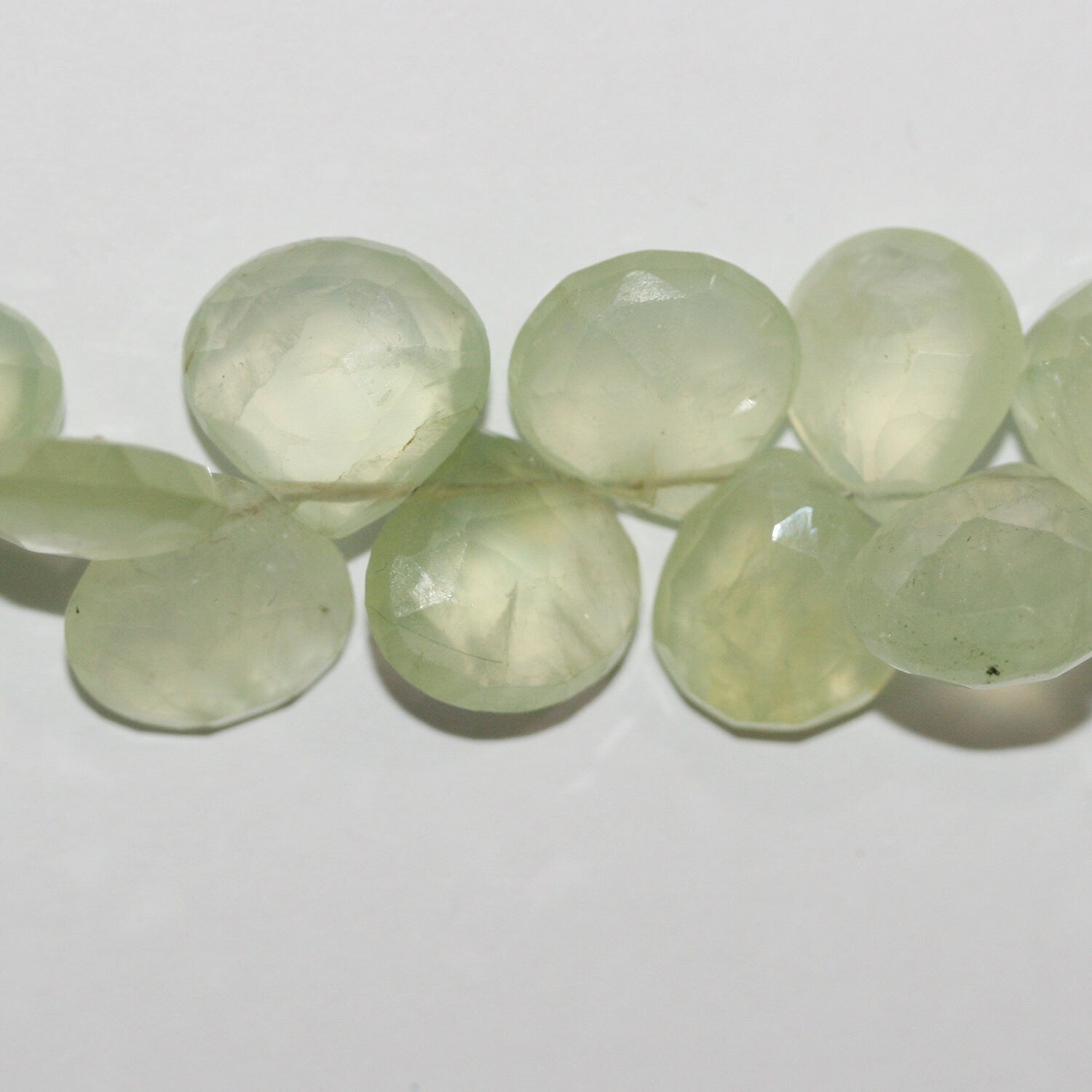 Perles en forme de goutte à facettes de préhnite de 8 pouces, 12-13 mm environ - Fil de 20 cm.