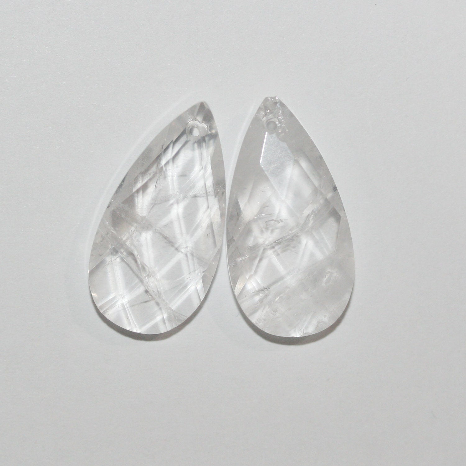 Pendentif goutte à facettes en quartz cristal de roche 25x13mm.( 1 paire )
