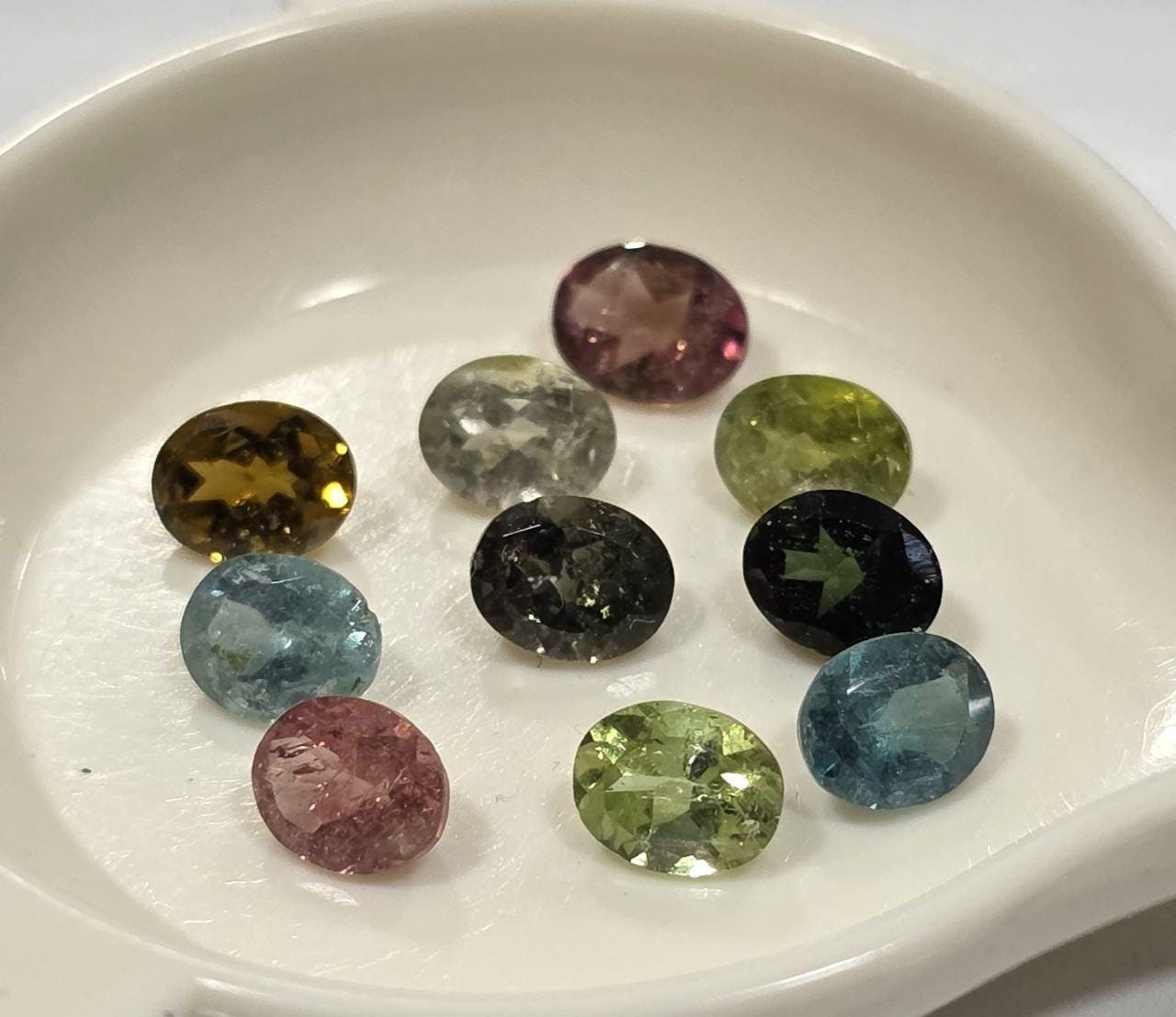 Lot de 10 tourmalines multicolores ovales à facettes de 5 x 4 mm. Pierres précieuses naturelles et authentiques.