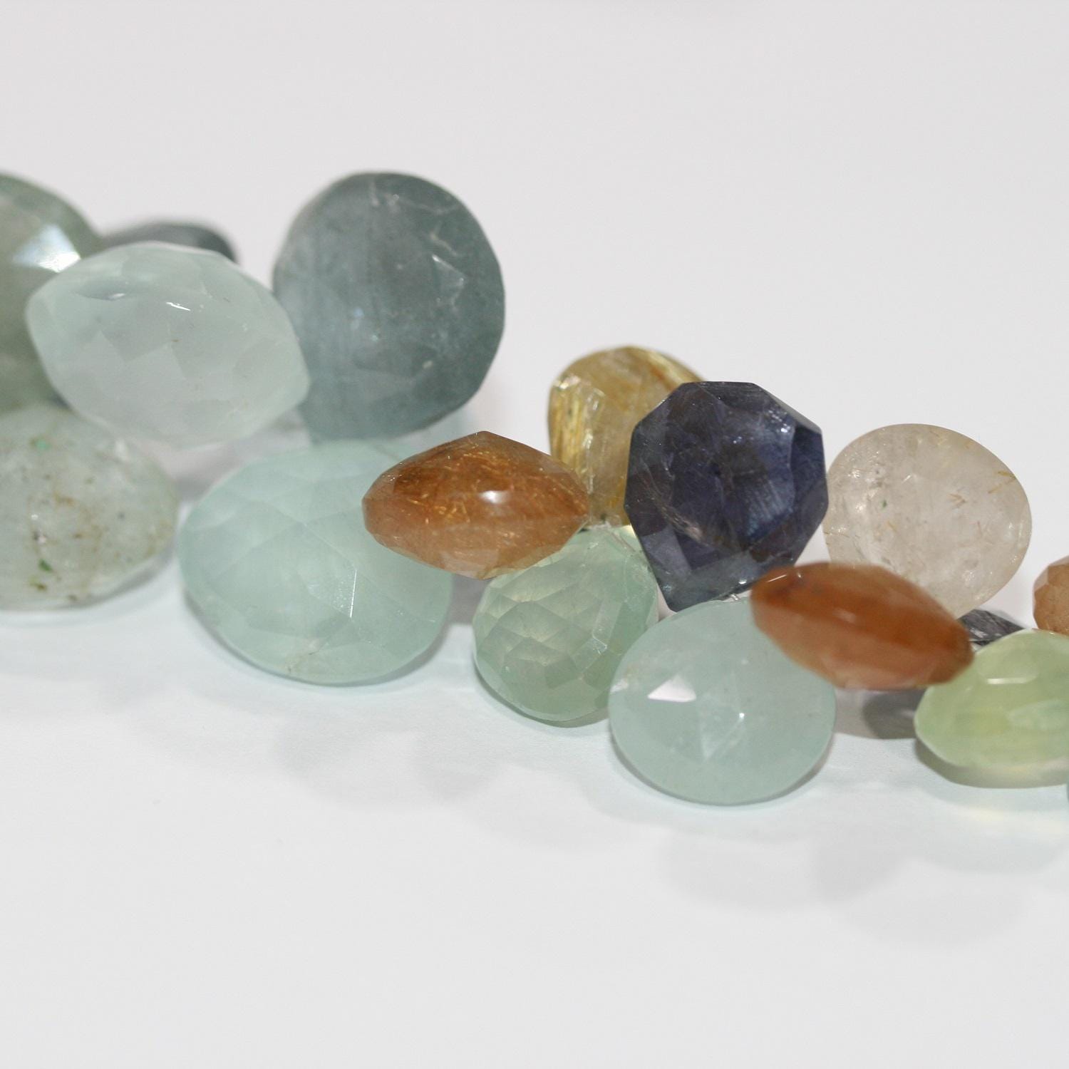 Perles en forme de goutte à facettes dégradées, 8 pouces, multi-pierres, 13-20 mm environ. Longueur du fil : 20 cm. Réf. 12447