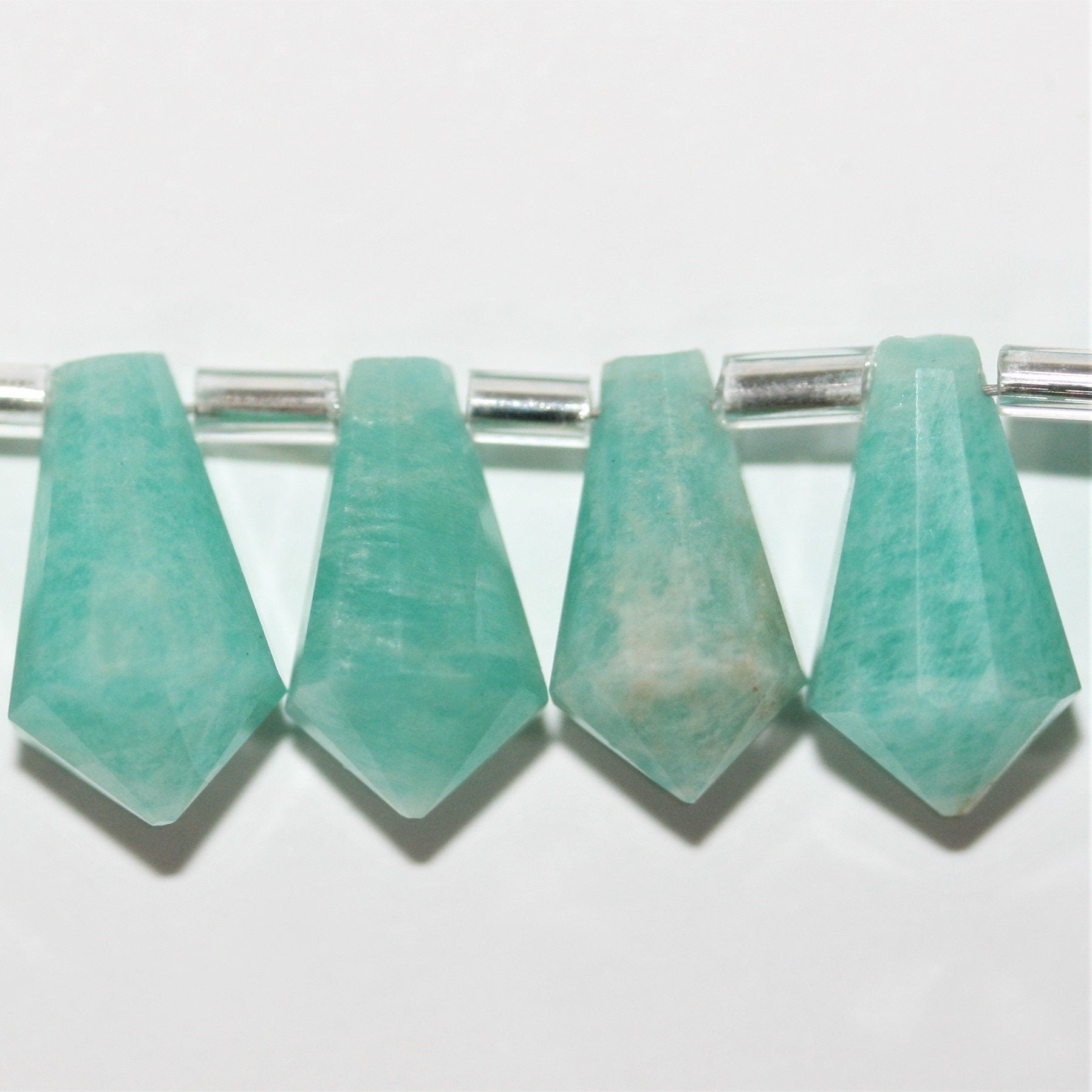 Cuentas de punta facetada de Amazonita Santa de 6" 13x7mm.-Hilo de 15cm.