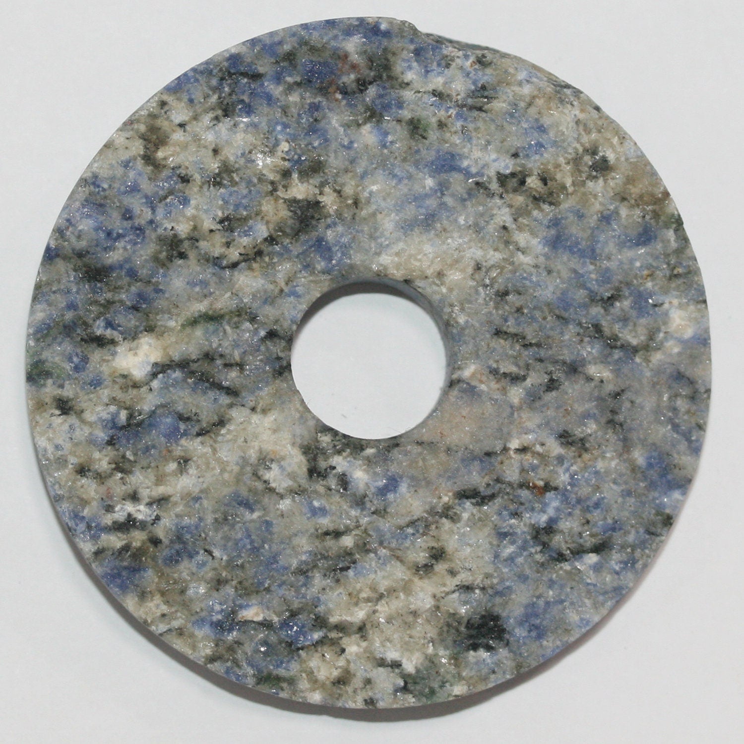 Pendentif en sodalite non polie, environ 55-80 mm.