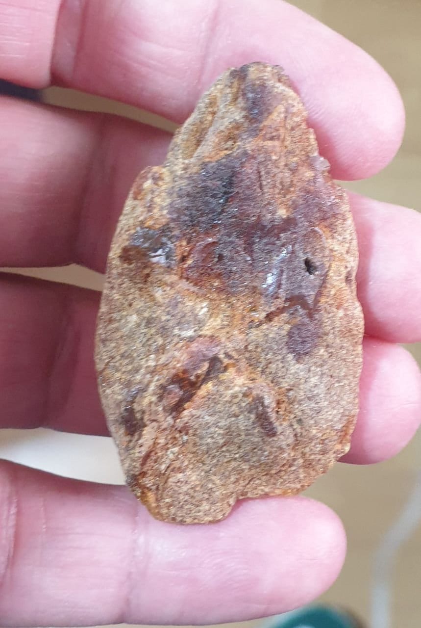 Pendentif en ambre brut de la Baltique, non percé, non poli, semi-poli, 50 x 30 mm. Non percé.