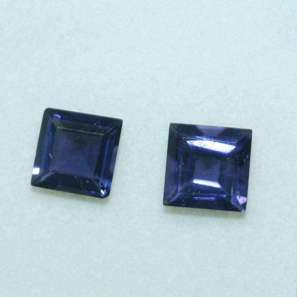 Lot d'iolites carrées à facettes de 8 mm (2 pièces).