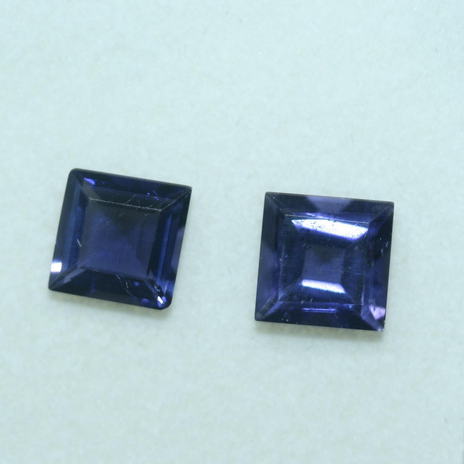 Lot d'iolites carrées à facettes de 8 mm (2 pièces).