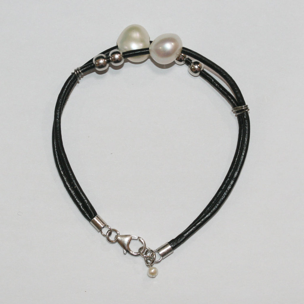 Bracelet en cuir argenté et perles baroques - Longueur 20 cm