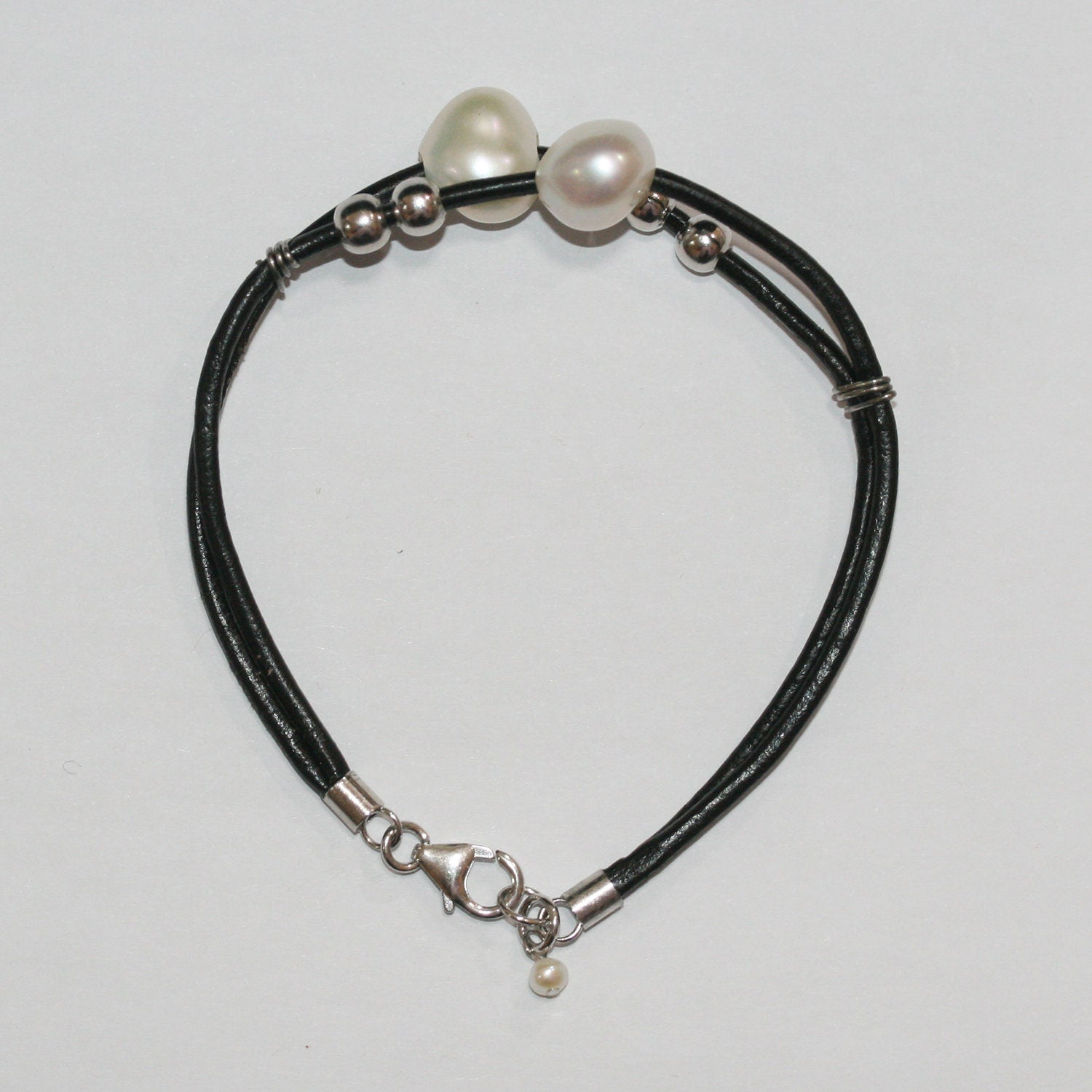 Pulsera de cuero y plata con perla barroca - Largo 20 cm