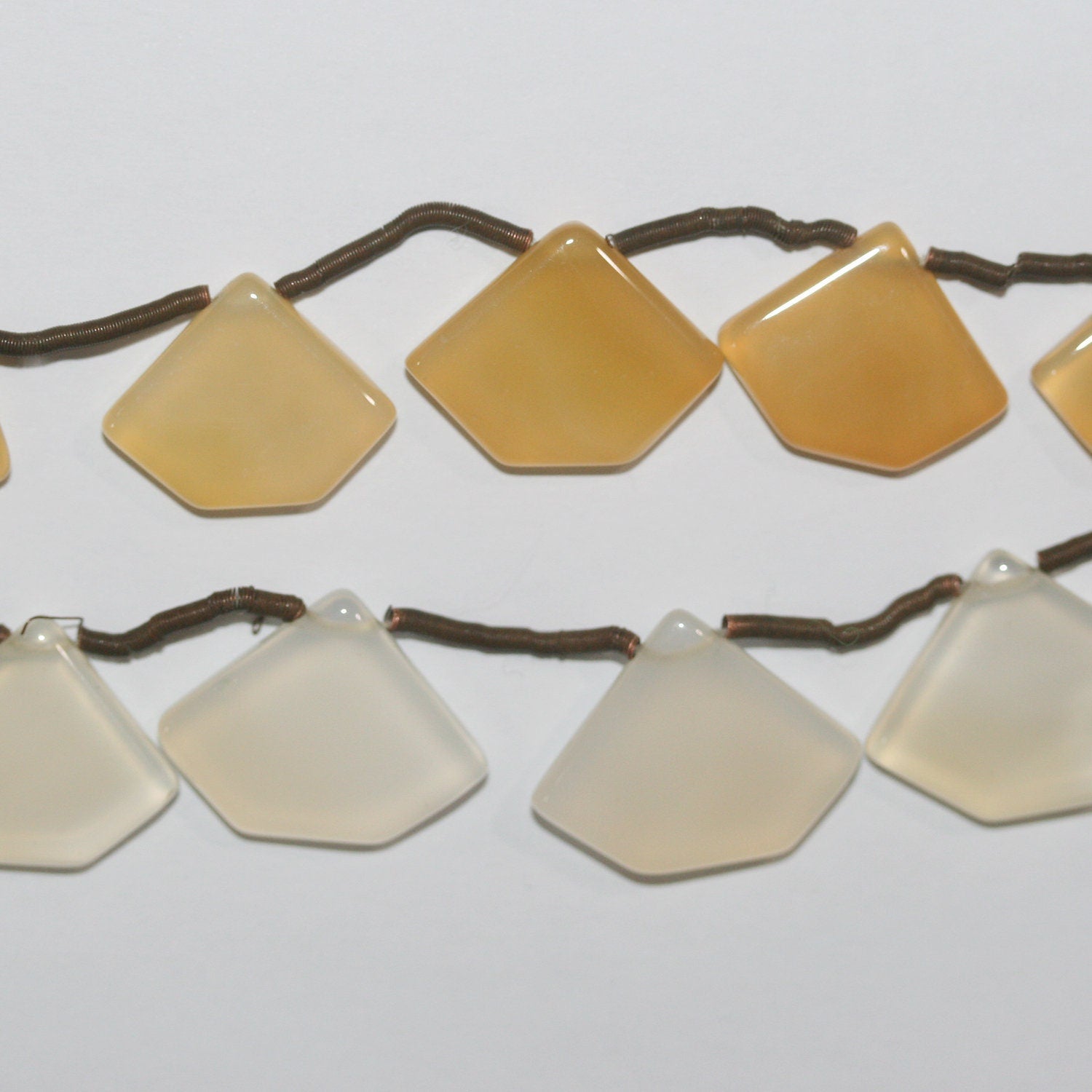 Cuentas de calcedonia multicolor de 8" en degradado suave, 13 x 11-18 x 15 mm, aprox., hilo de 20 cm.