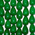Perles en jade vert St lisses en forme de goutte, 18 x 13 mm, longueur 40 cm.