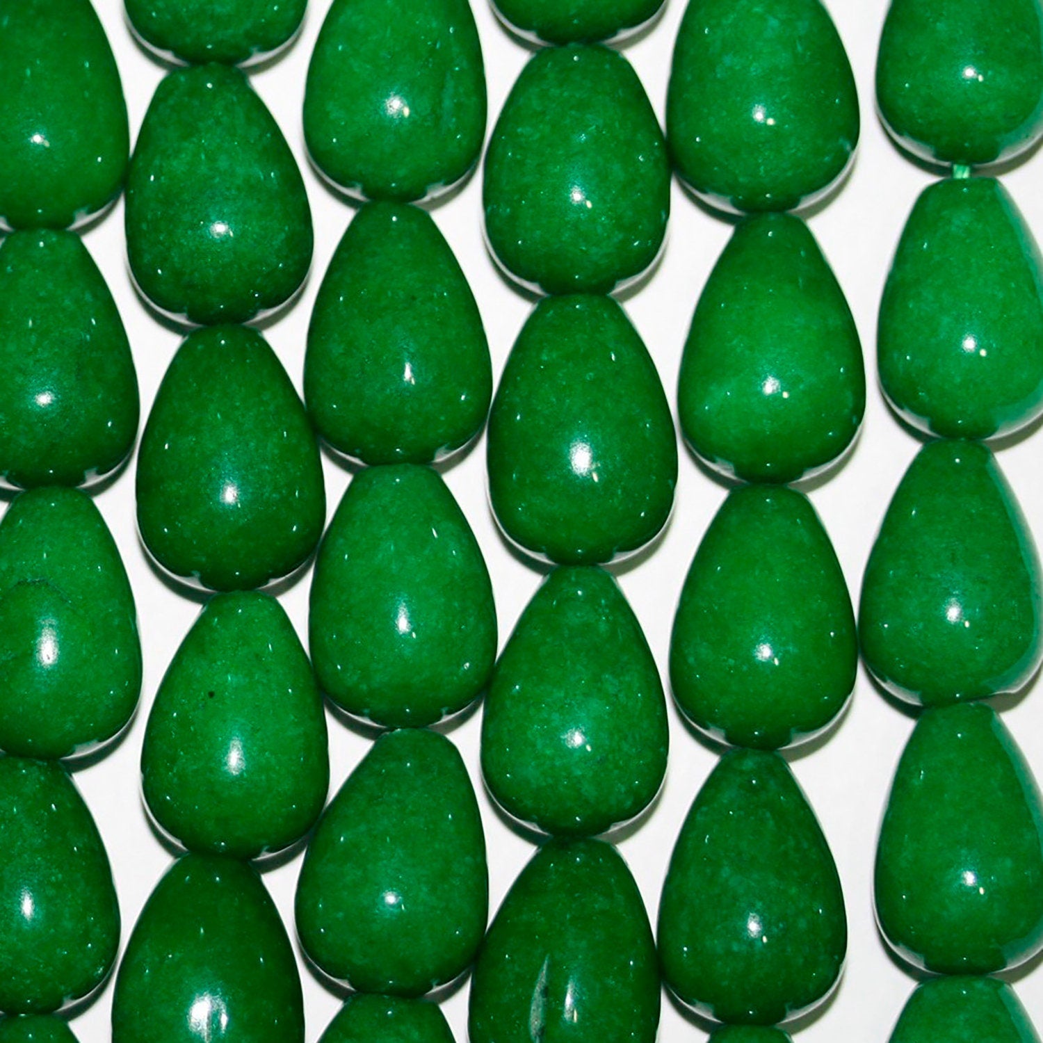 Perles en jade vert St lisses en forme de goutte, 18 x 13 mm, longueur 40 cm.