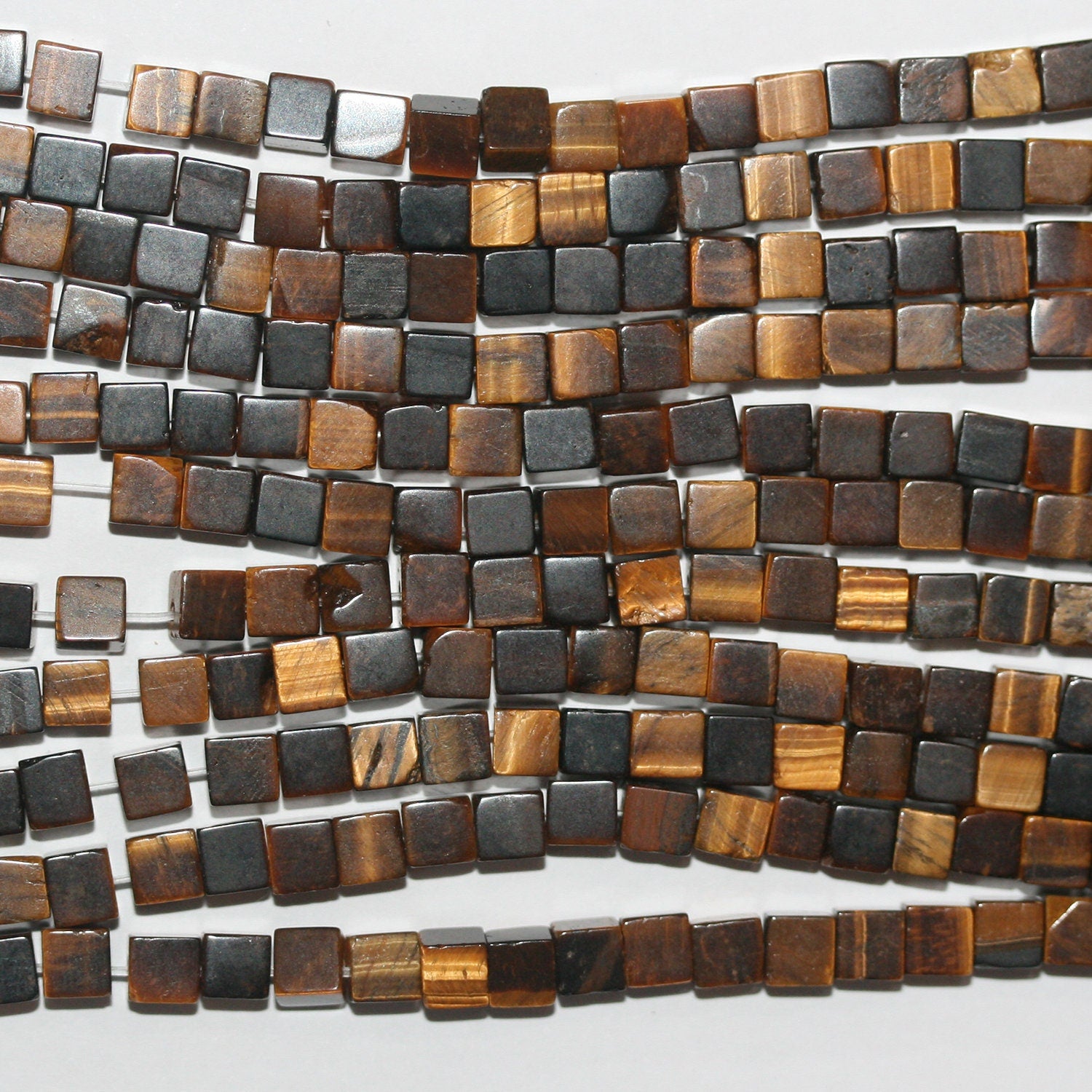 Perles cubiques lisses œil de tigre St 15" 4 mm - Fil de 39 cm