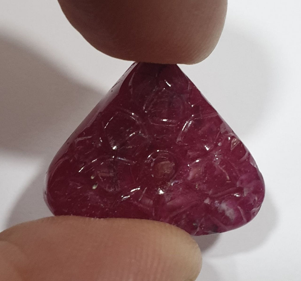 Fleur sculptée dans un cabochon en rubis naturel en forme de goutte, 22,8 x 19,6 mm, 30,3 ct - Sculpture de pierre précieuse