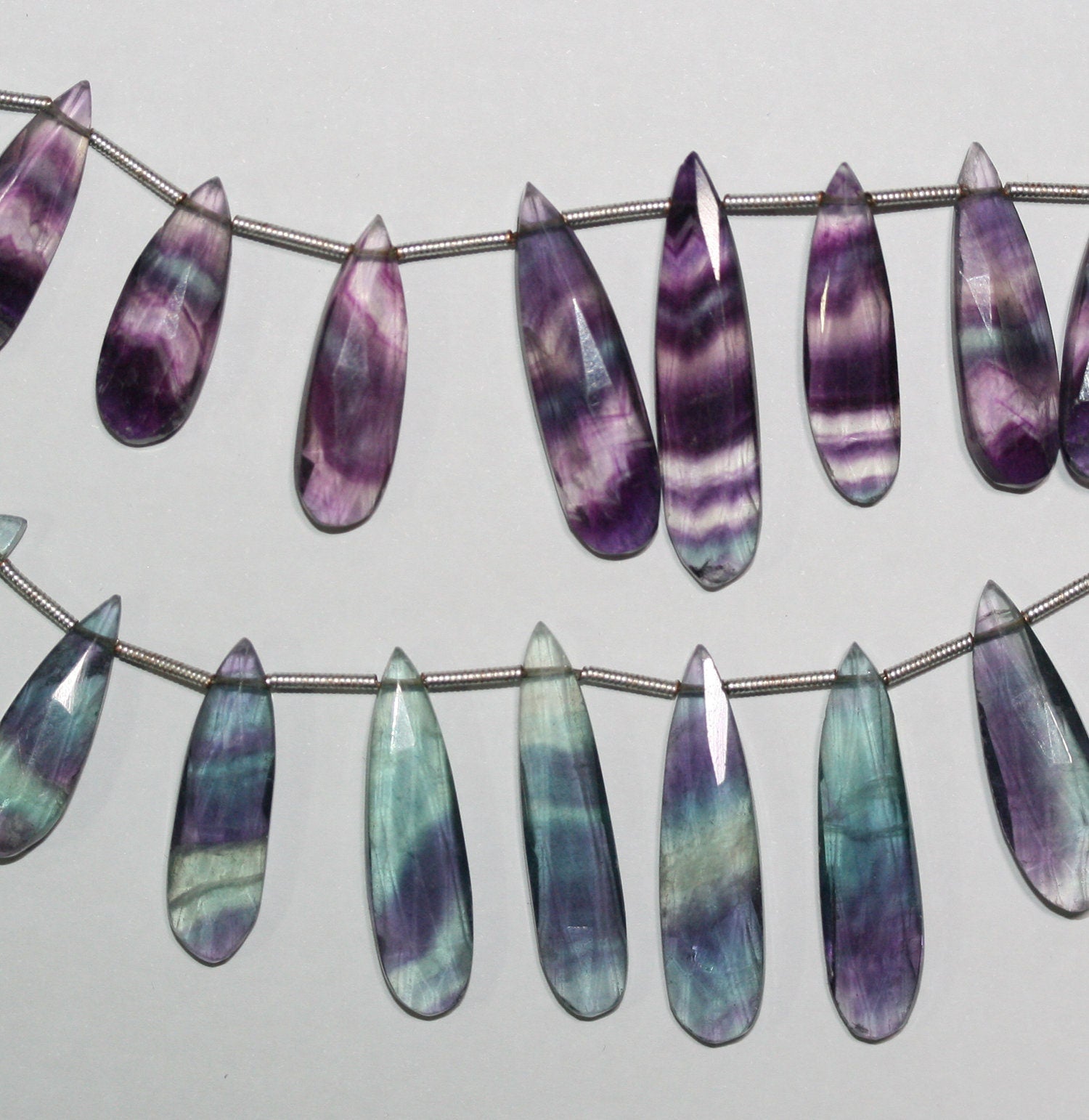 Perles en fluorite St de taille graduée, facettes, en forme de goutte, 16 x 6 à 30 x 8 mm environ. Longueur du fil : 20 cm.