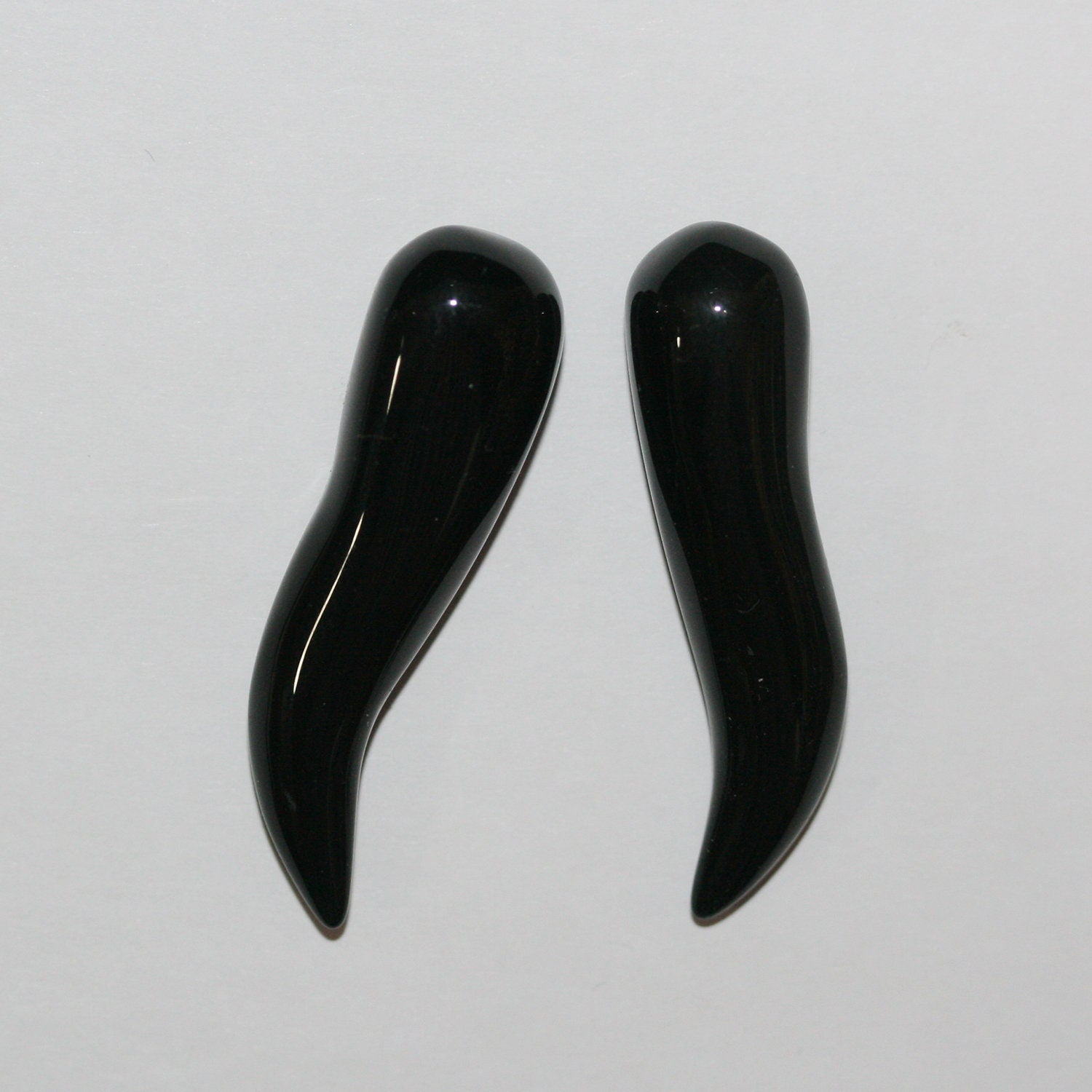 Colgante de colmillo de ónix 45x12 mm. Sin perforar.