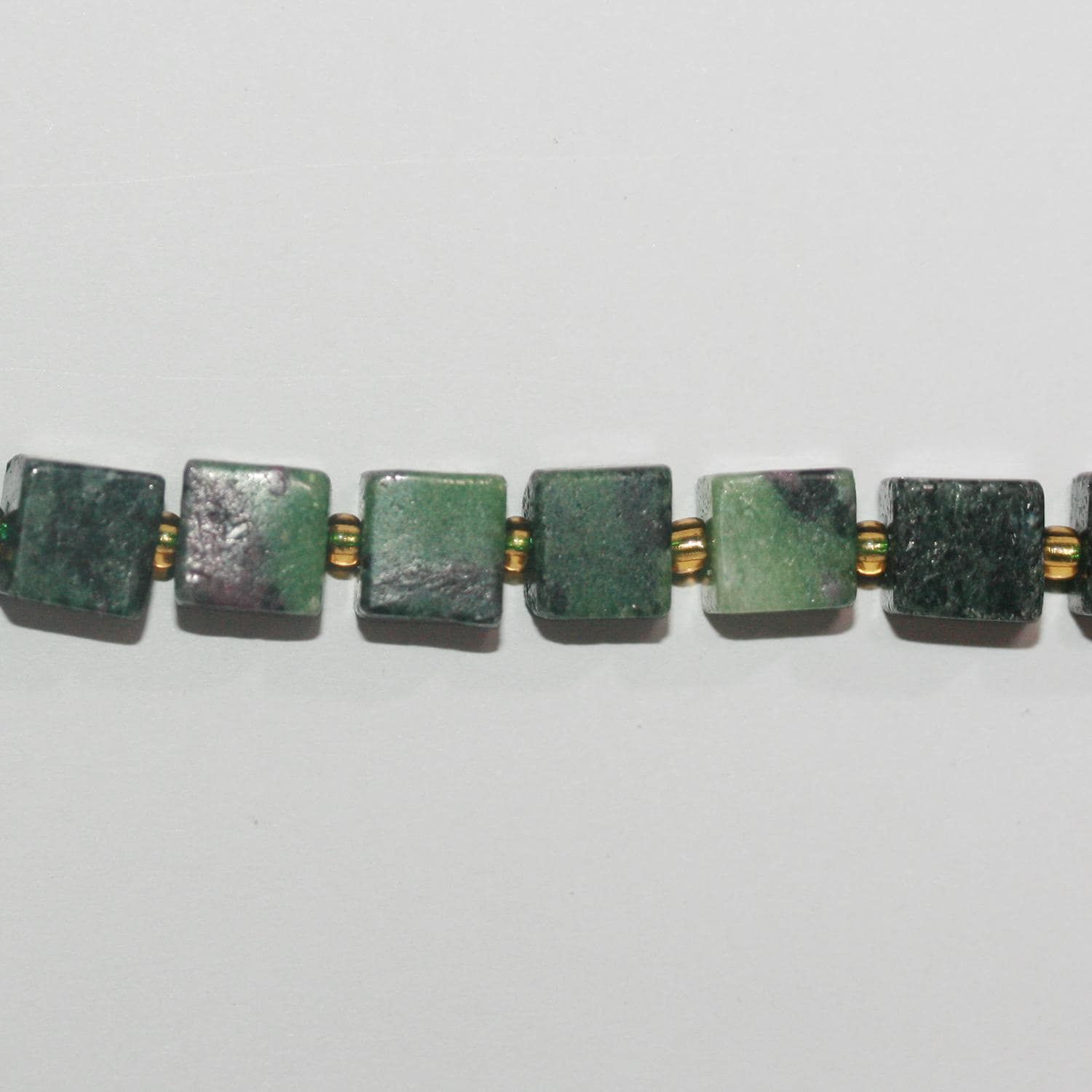 Perles cubiques lisses en zoïsite rubis St de 15 pouces, 8-9 mm environ - Fil de 39 cm.