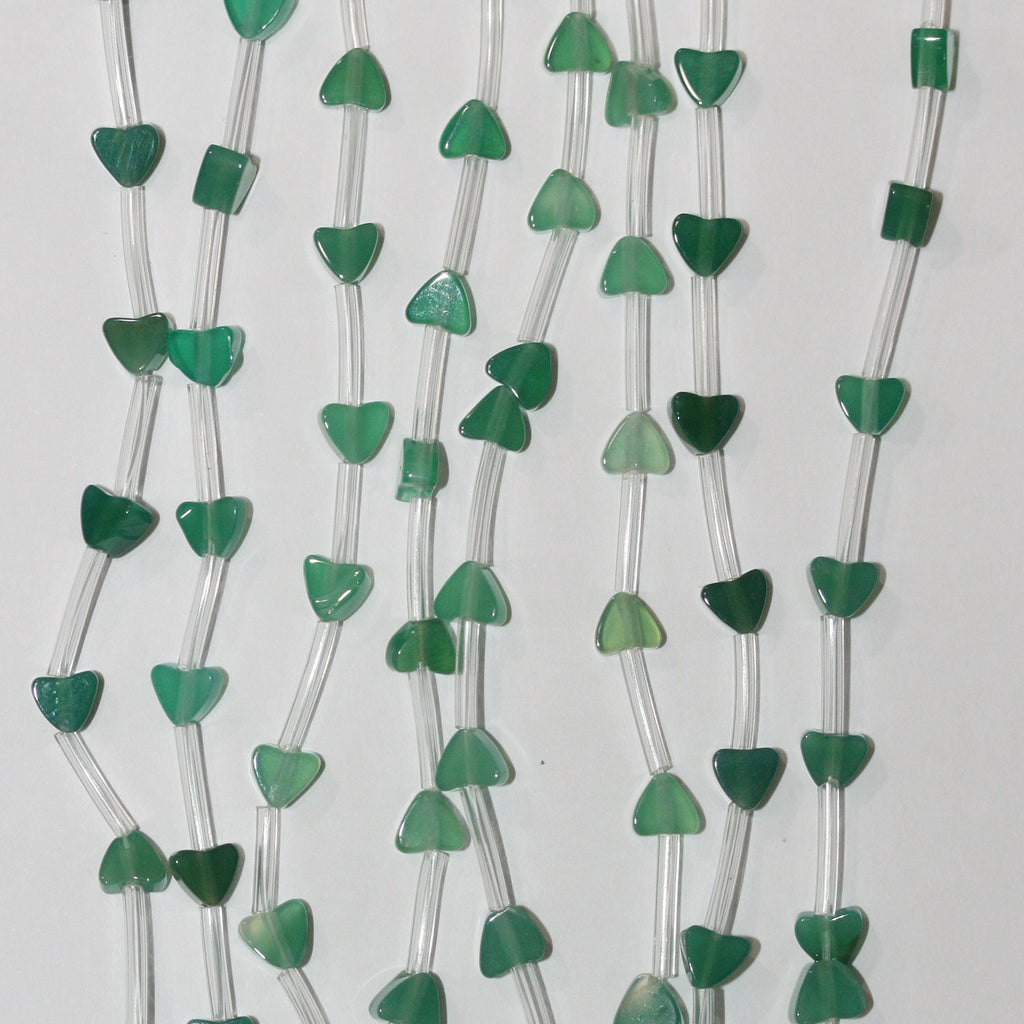 Perles plates lisses en agate verte St en forme de cœur, 4-5 mm, 15 pouces (38 cm). Longueur du fil : 39 cm.