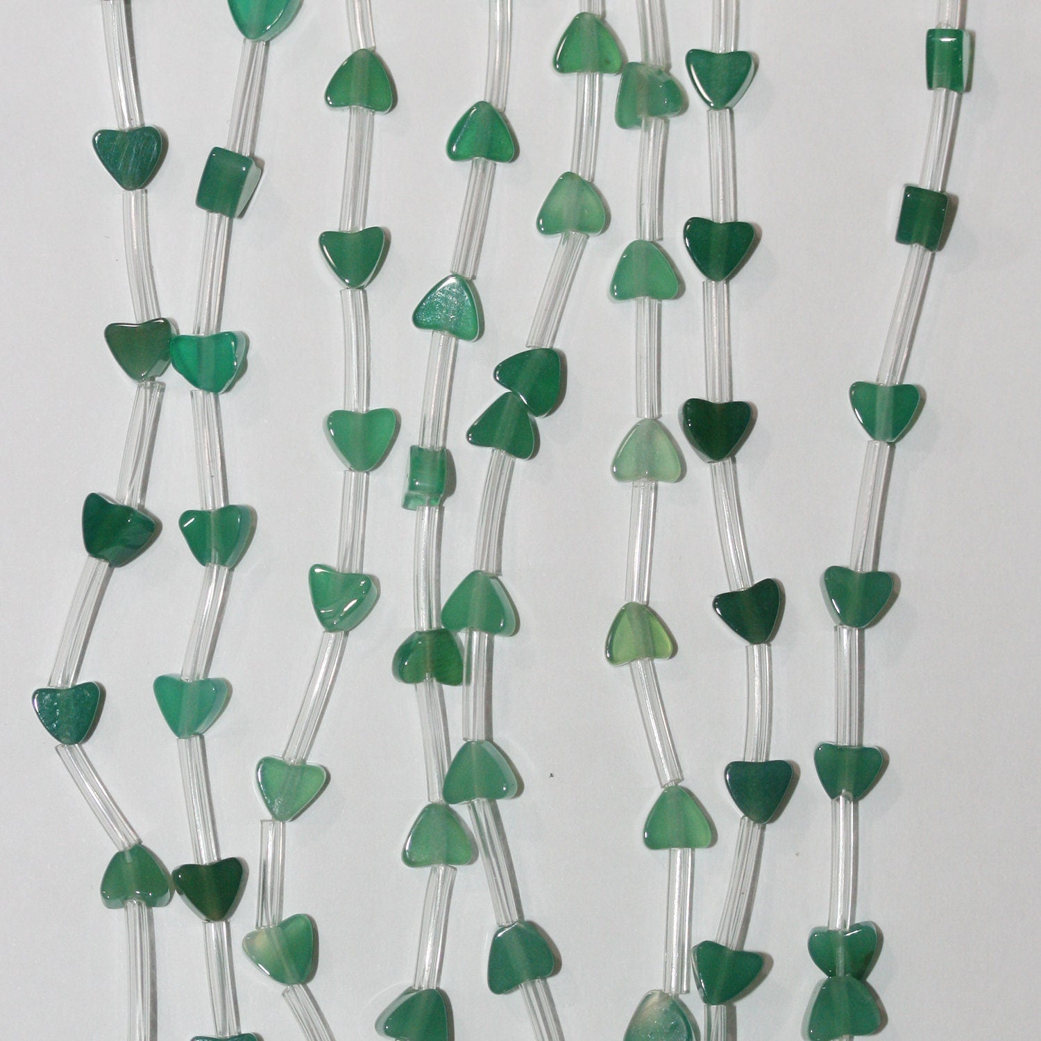 Perles plates lisses en agate verte St en forme de cœur, 4-5 mm, 15 pouces (38 cm). Longueur du fil : 39 cm.