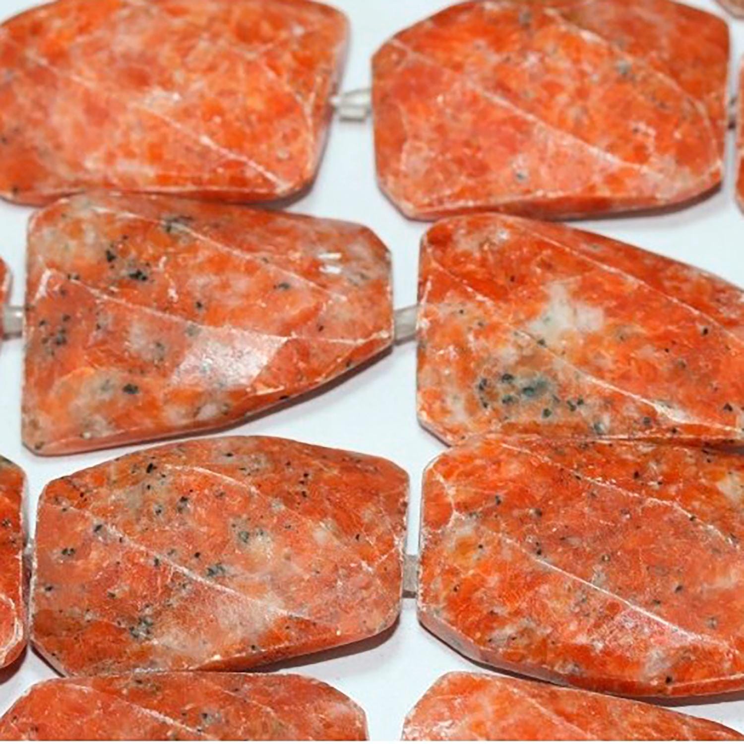 Cuentas rectangulares retorcidas facetadas de cornalina de 40 x 30 mm (16"). Hilo de 40 cm aprox.