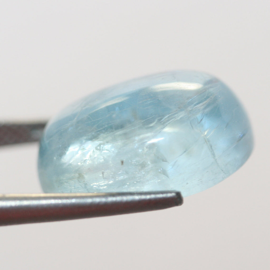 Magnifique cabochon ovale d'aigue-marine naturelle de 17,5 x 13 mm. Aigue-marine de 14,25 carats.
