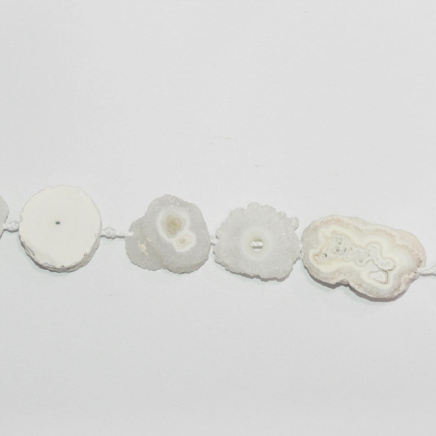 Cuentas ovaladas planas irregulares lisas de cuarzo solar St. de 16" de 13 a 25 mm, aprox. - Hilo de 40 cm.